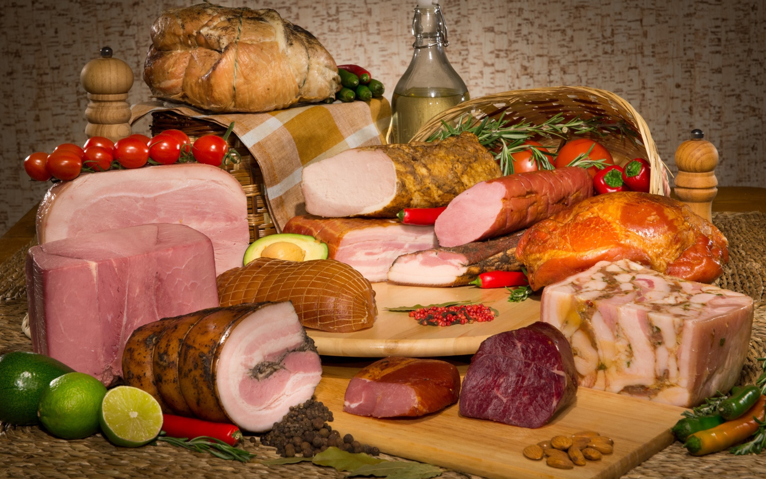 Аппетитные мясные продукты на столе 