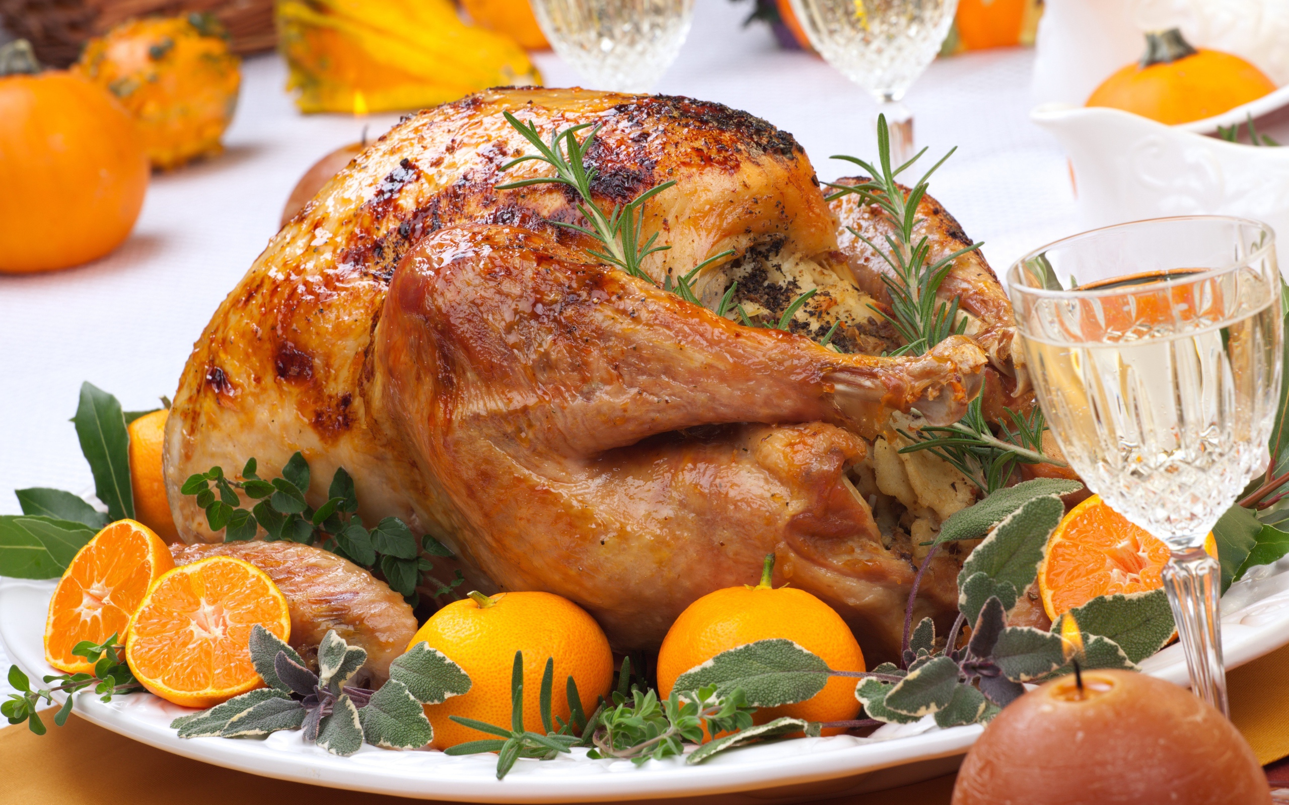 Запеченная курица в духовке с мандаринами на праздничном столе