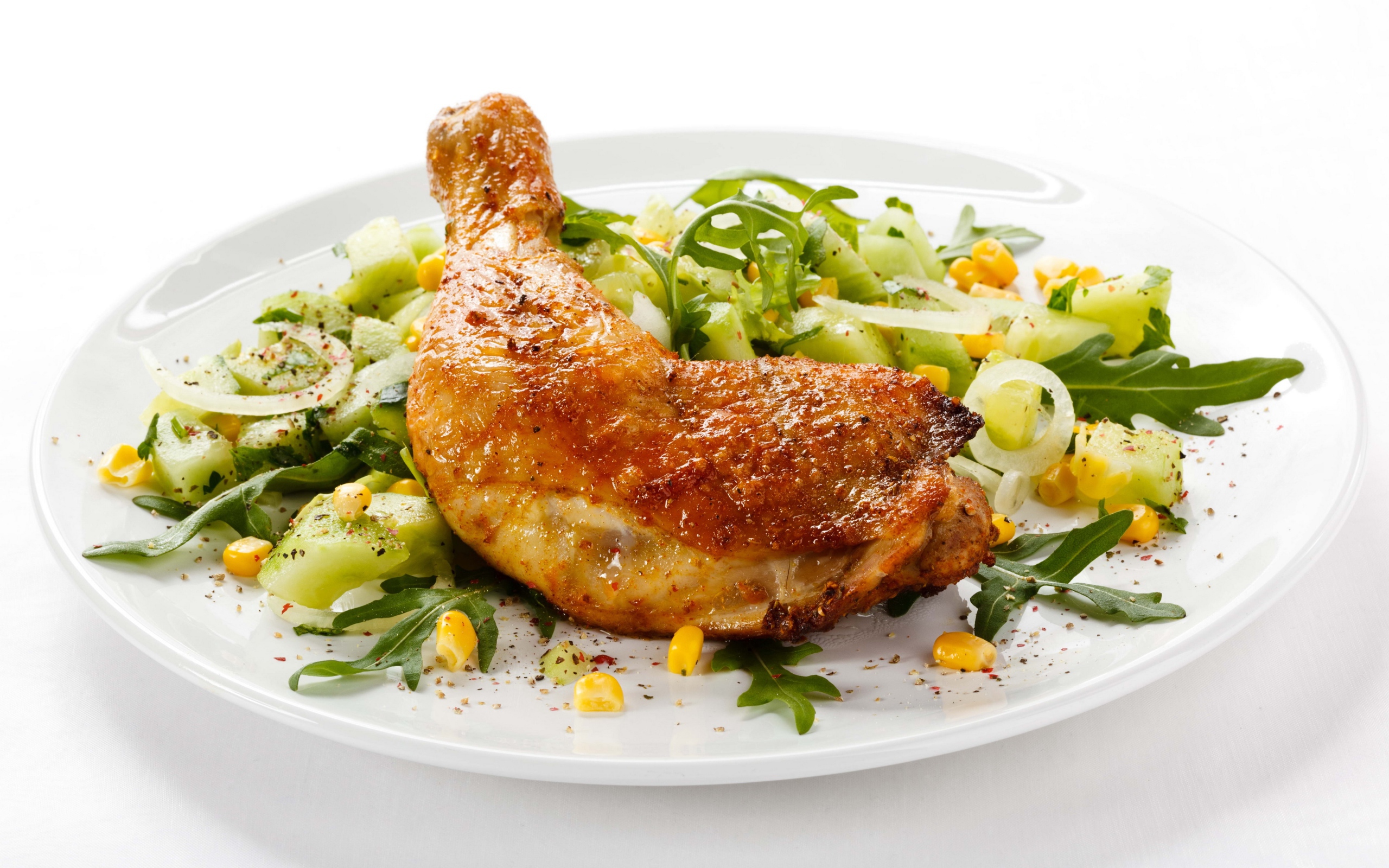 Куриный окорочок с салатом на белом фоне