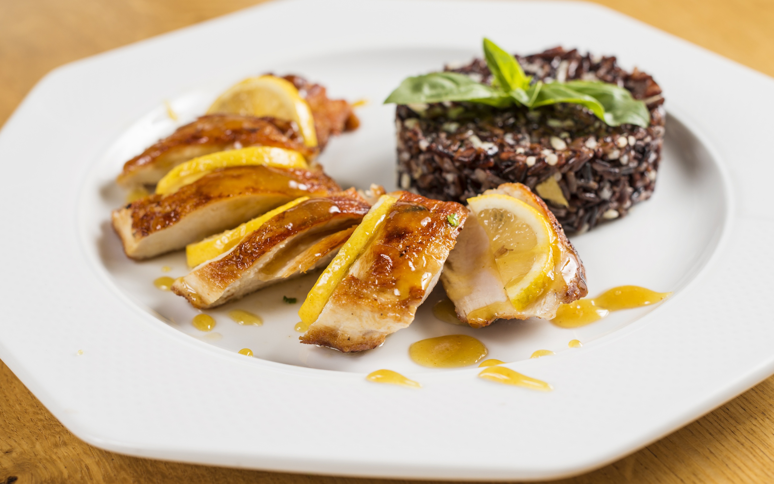 Куриный рулет на белой тарелке с рисом