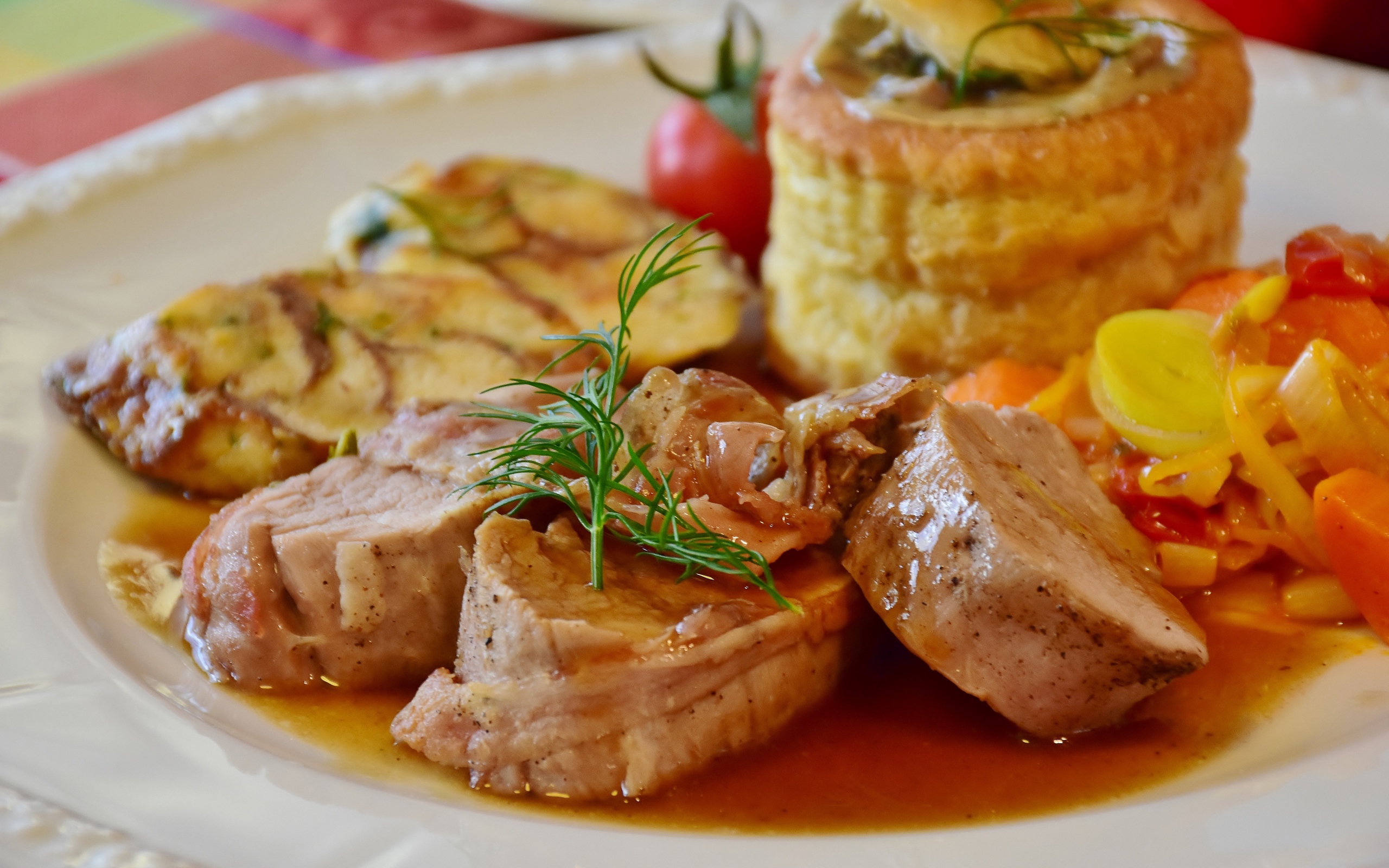 Мясо свинина на тарелке с соусом