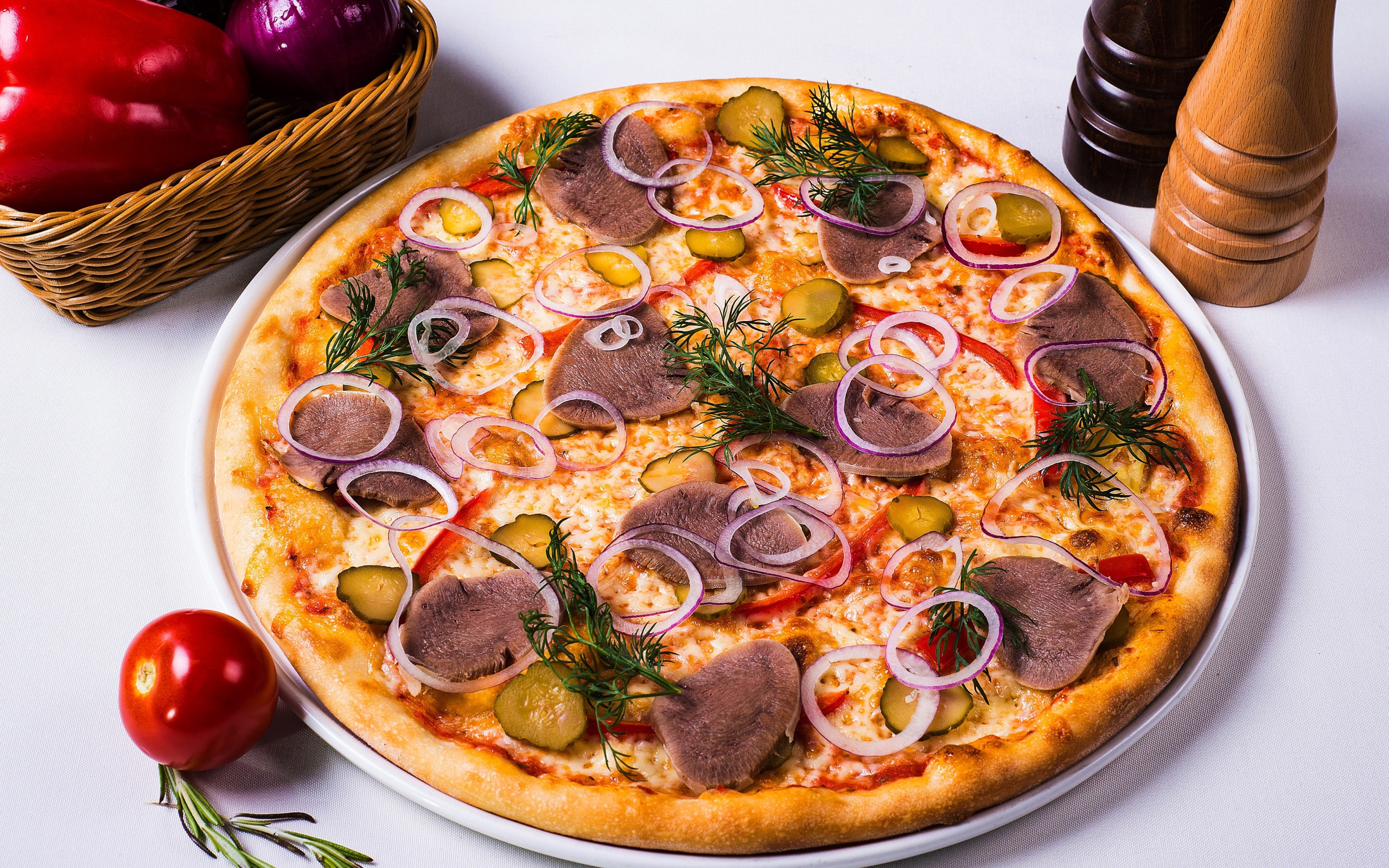 Вкусная пицца с солеными огурцами, языком и луком на столе с овощами
