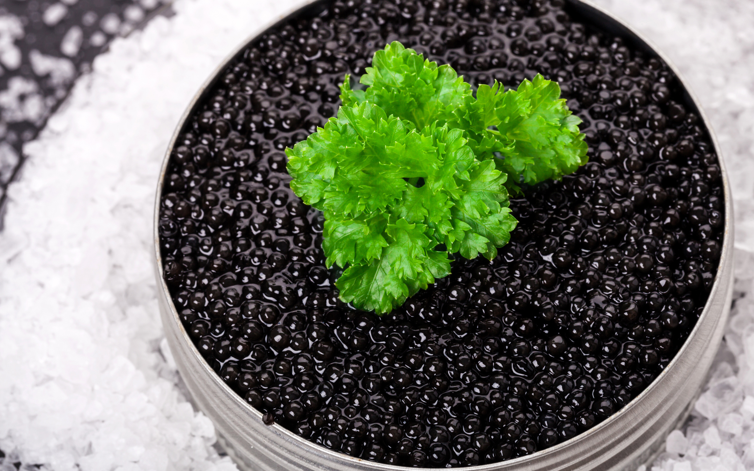 Банка черной икры с листиком петрушки