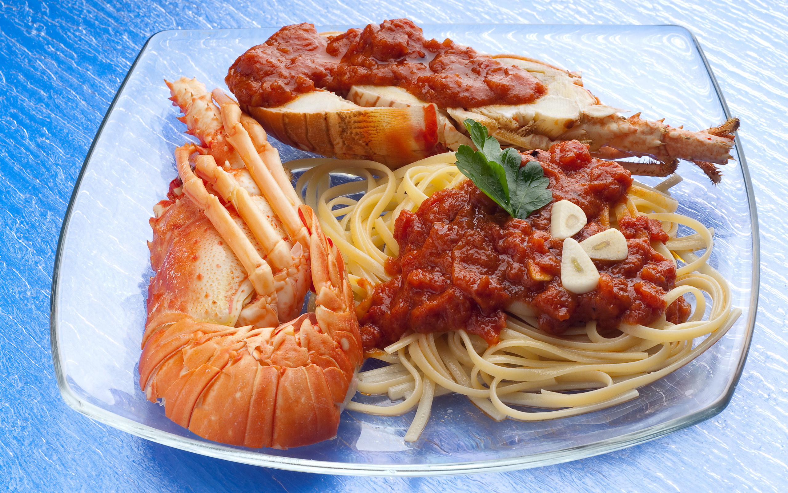 Омар на тарелке со спагетти с соусом