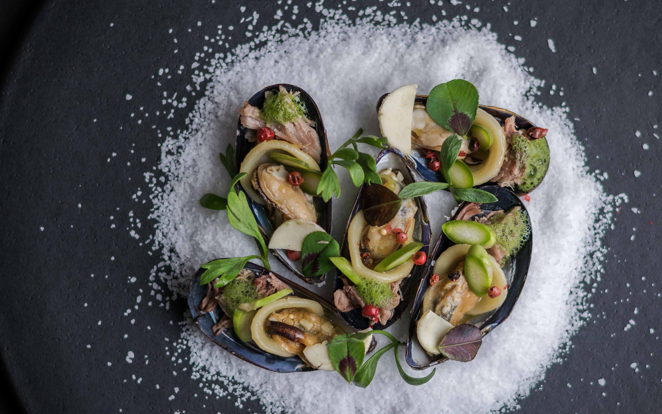 Мидии крупным планом на столе