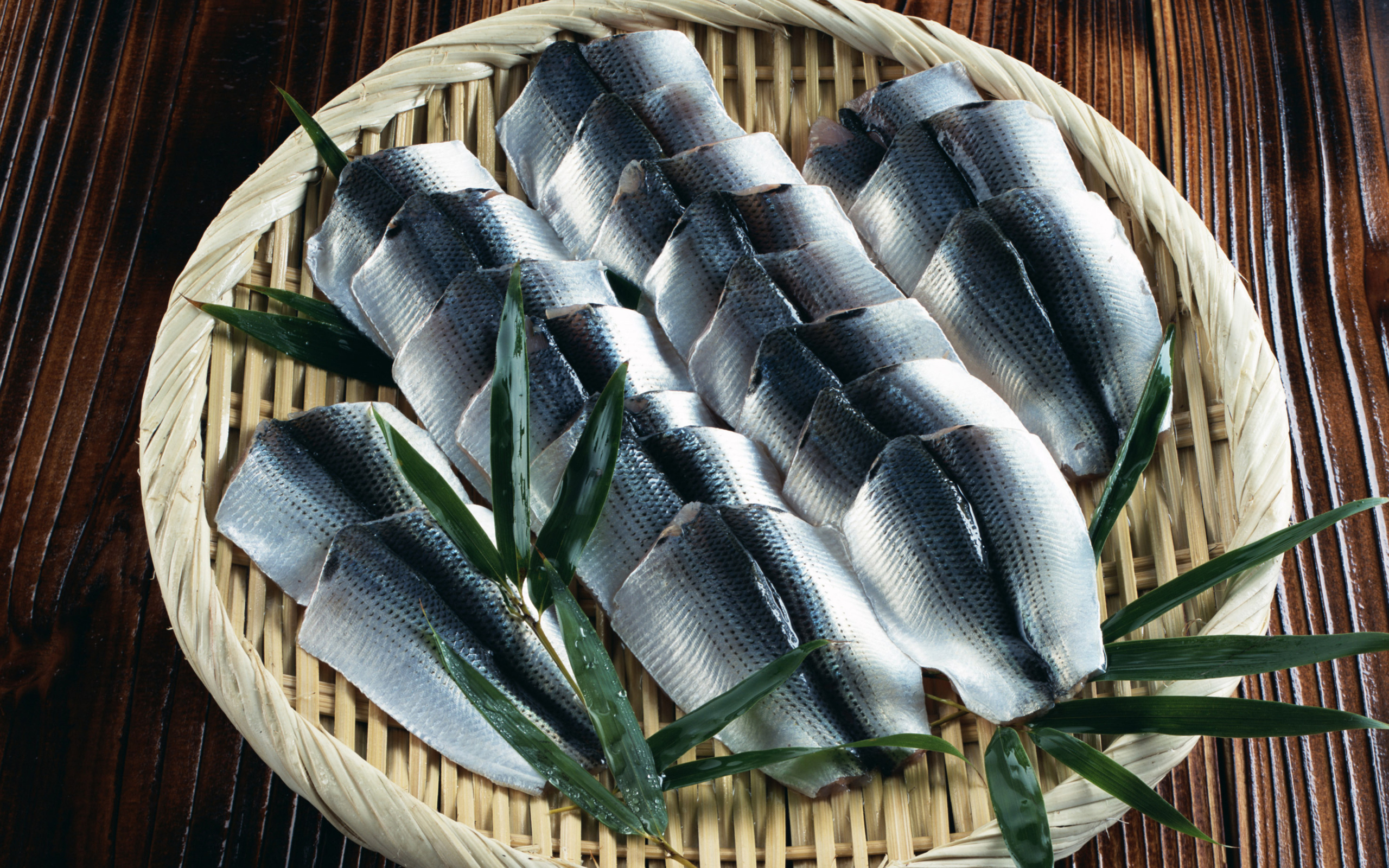 Филе соленой рыбы на бамбуковой тарелке 