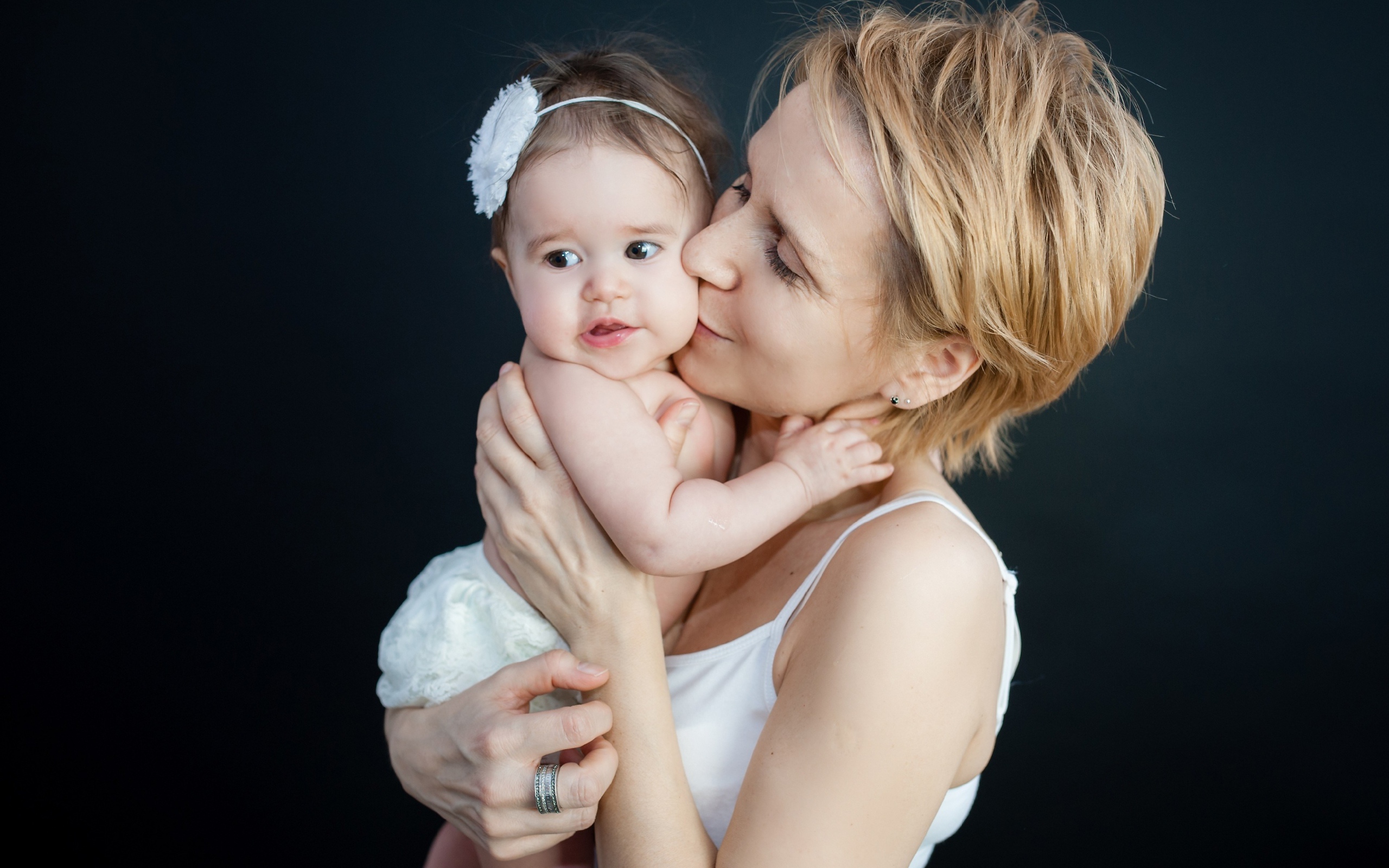 Девушка с маленькой девочкой на руках