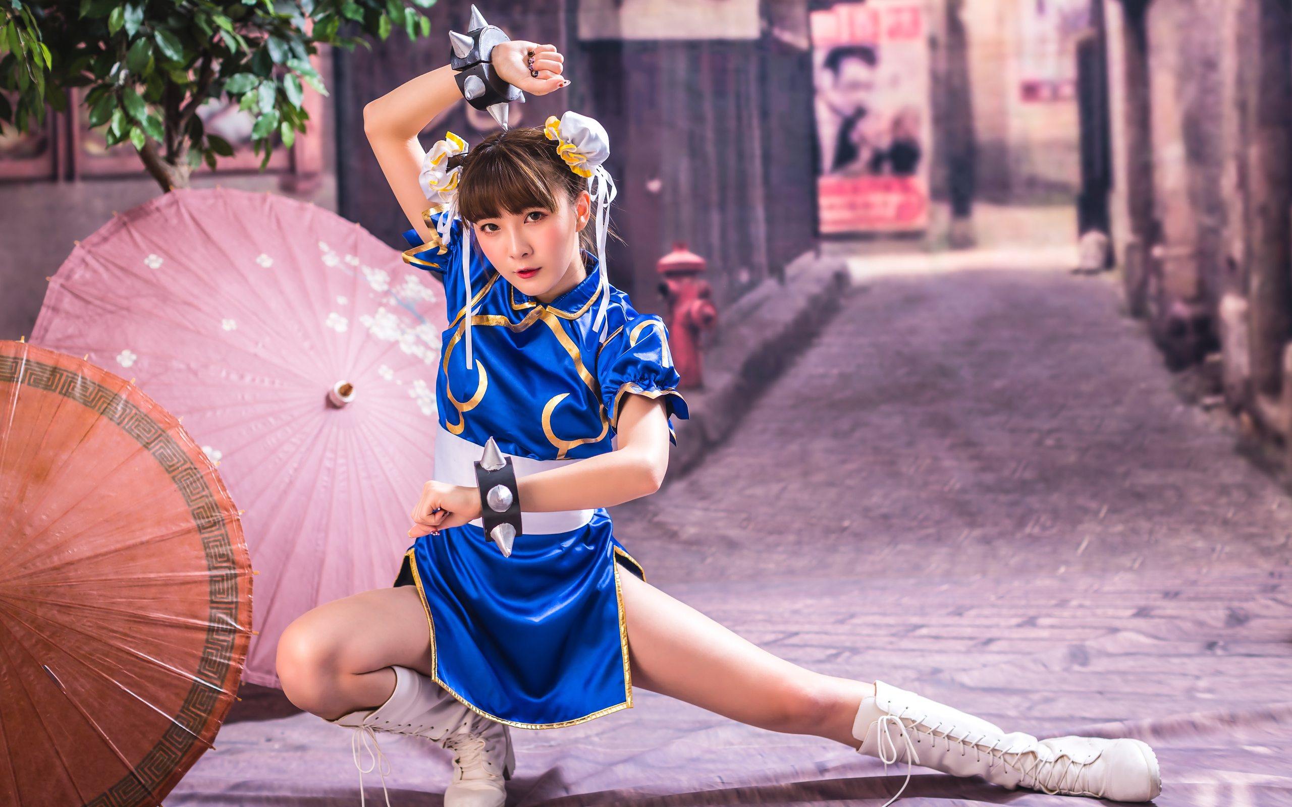 Спортивная девушка азиатка с зонтами