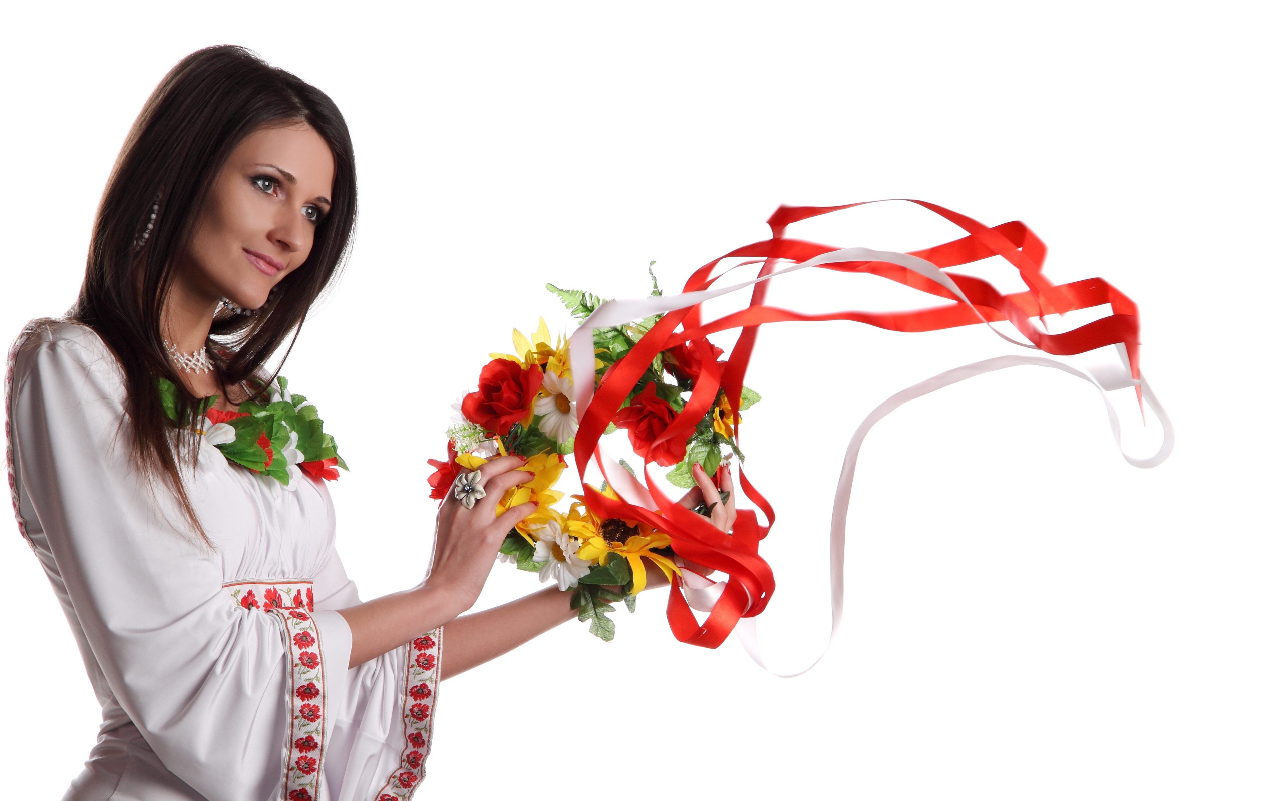 Красивая девушка украинка с венком в руках на белом фоне