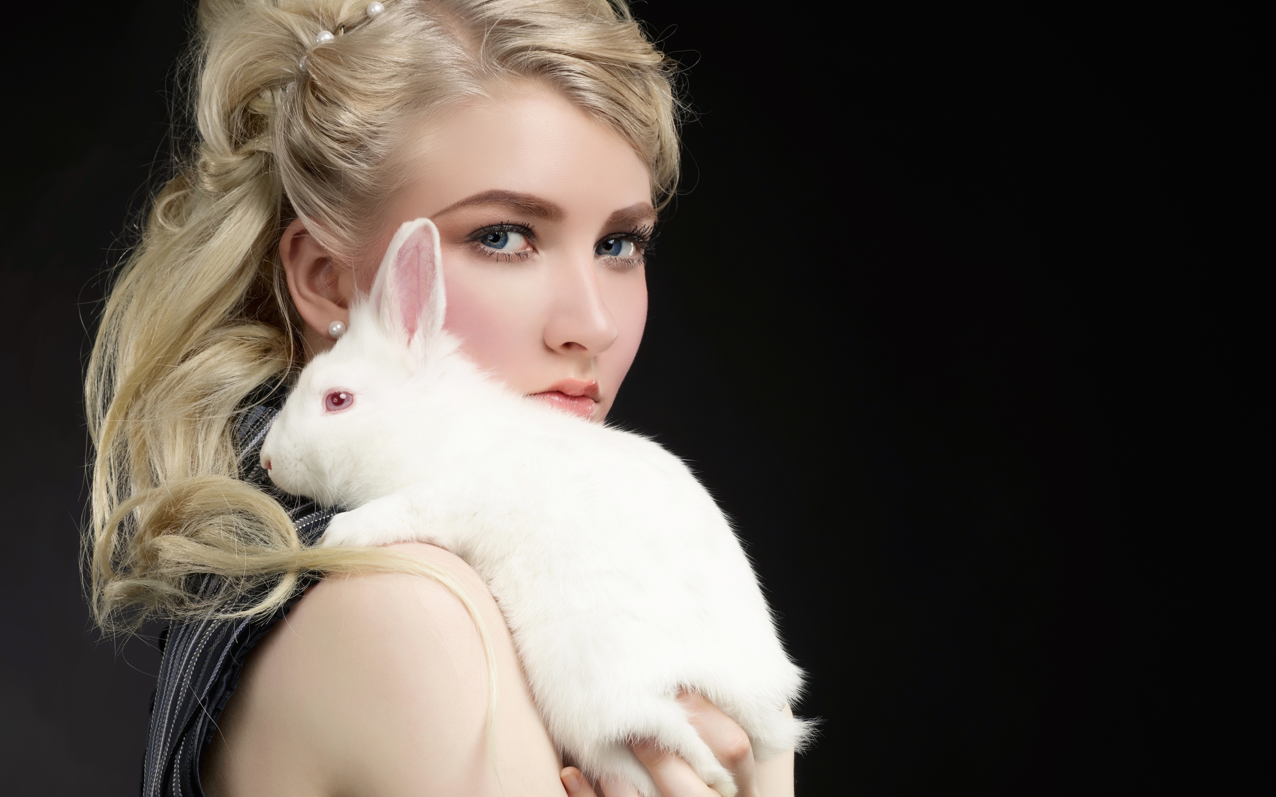 Красивая блондинка с белым кроликом на плече