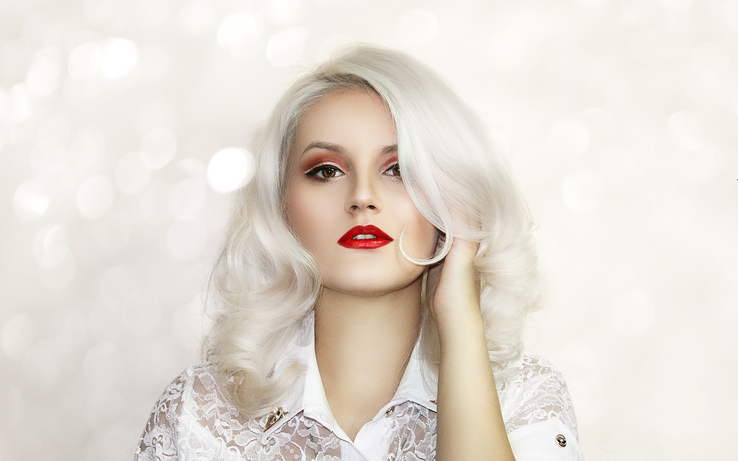 Красивая блондинка с ярким макияжем