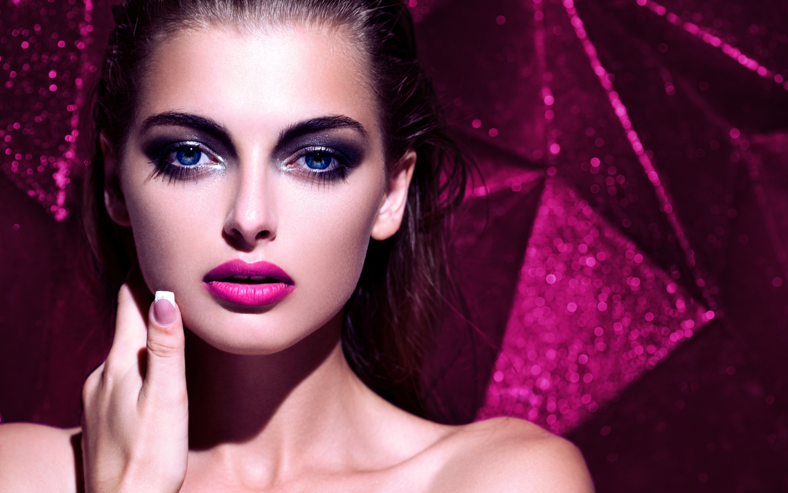 Красивая голубоглазая брюнетка с макияжем на сиреневом фоне