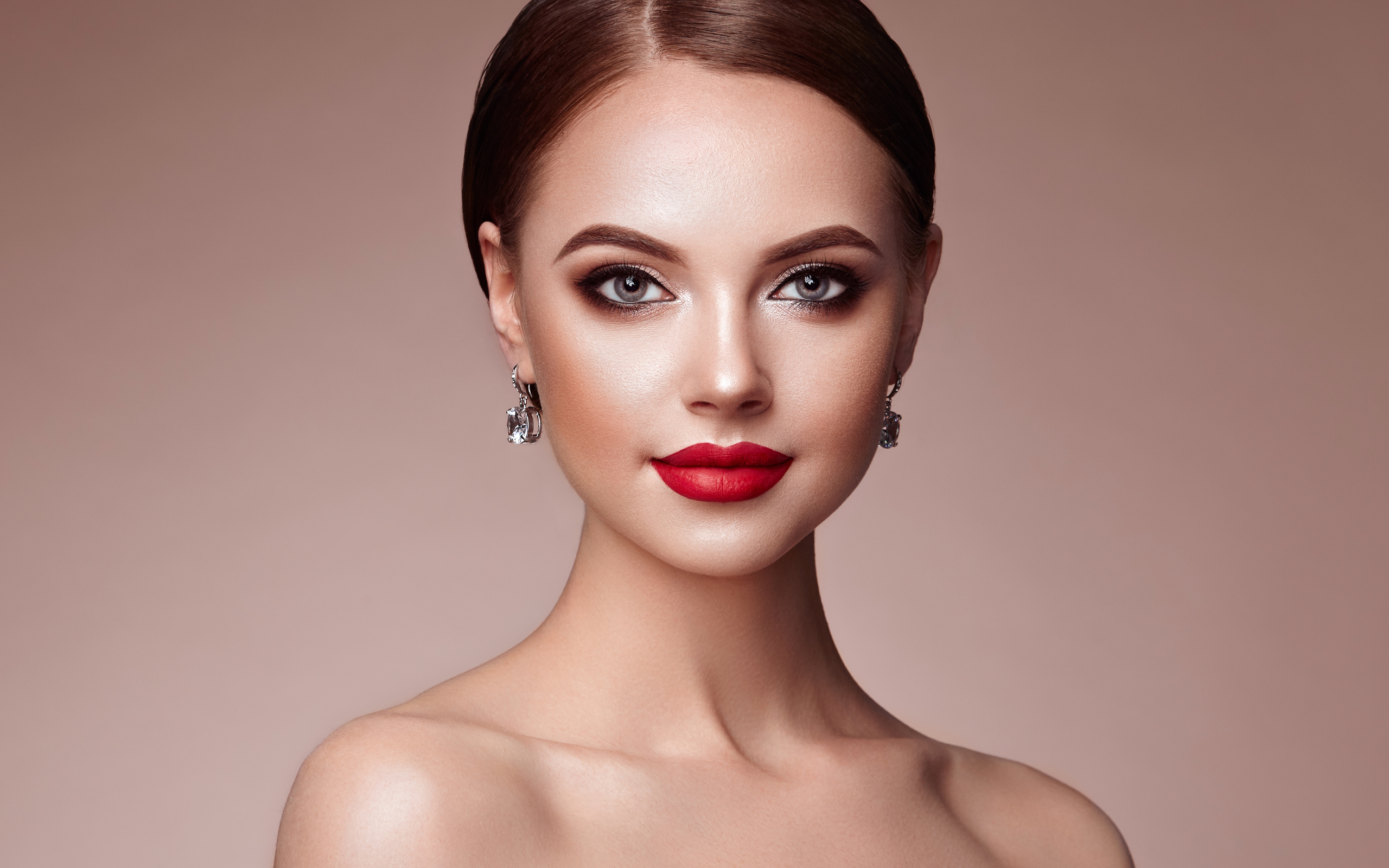 Красивая шатенка с ярким макияжем