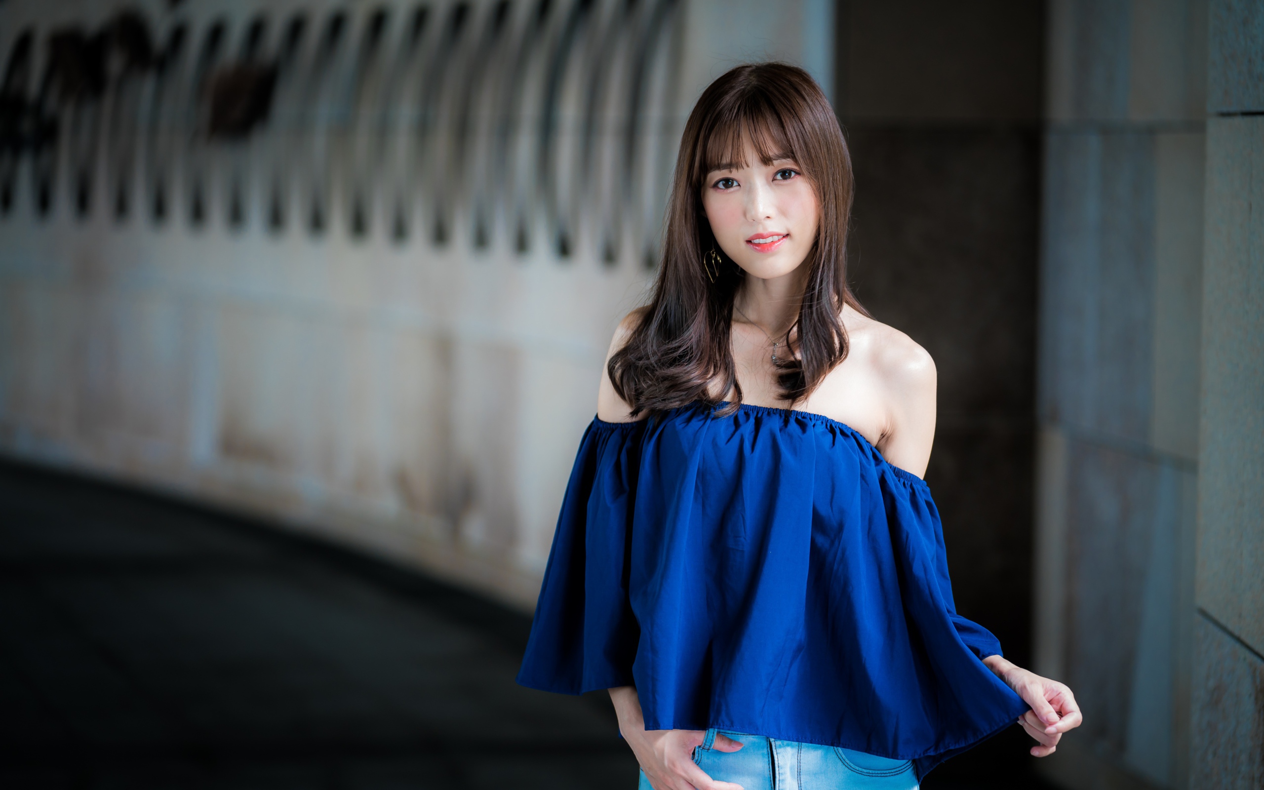 Красивая брюнетка в синем