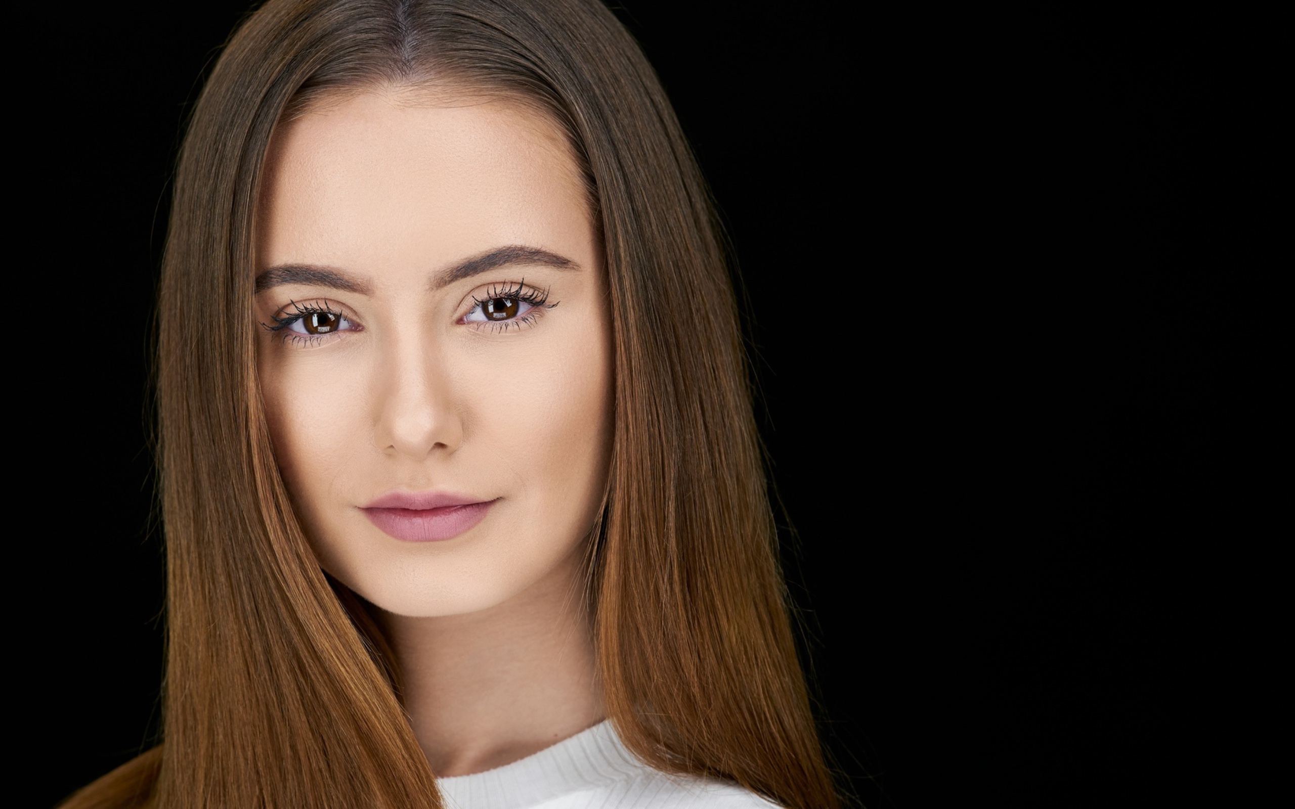 Красивая нежная шатенка на сером фоне