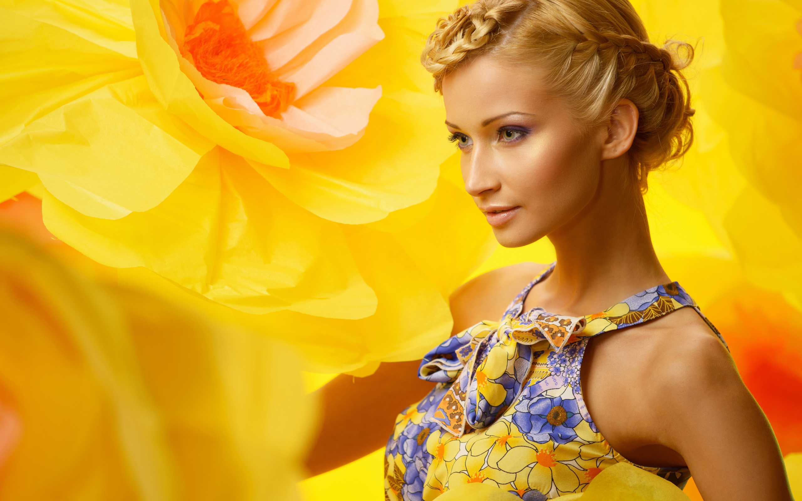 Красивая девушка блондинка на фоне желтого цветка