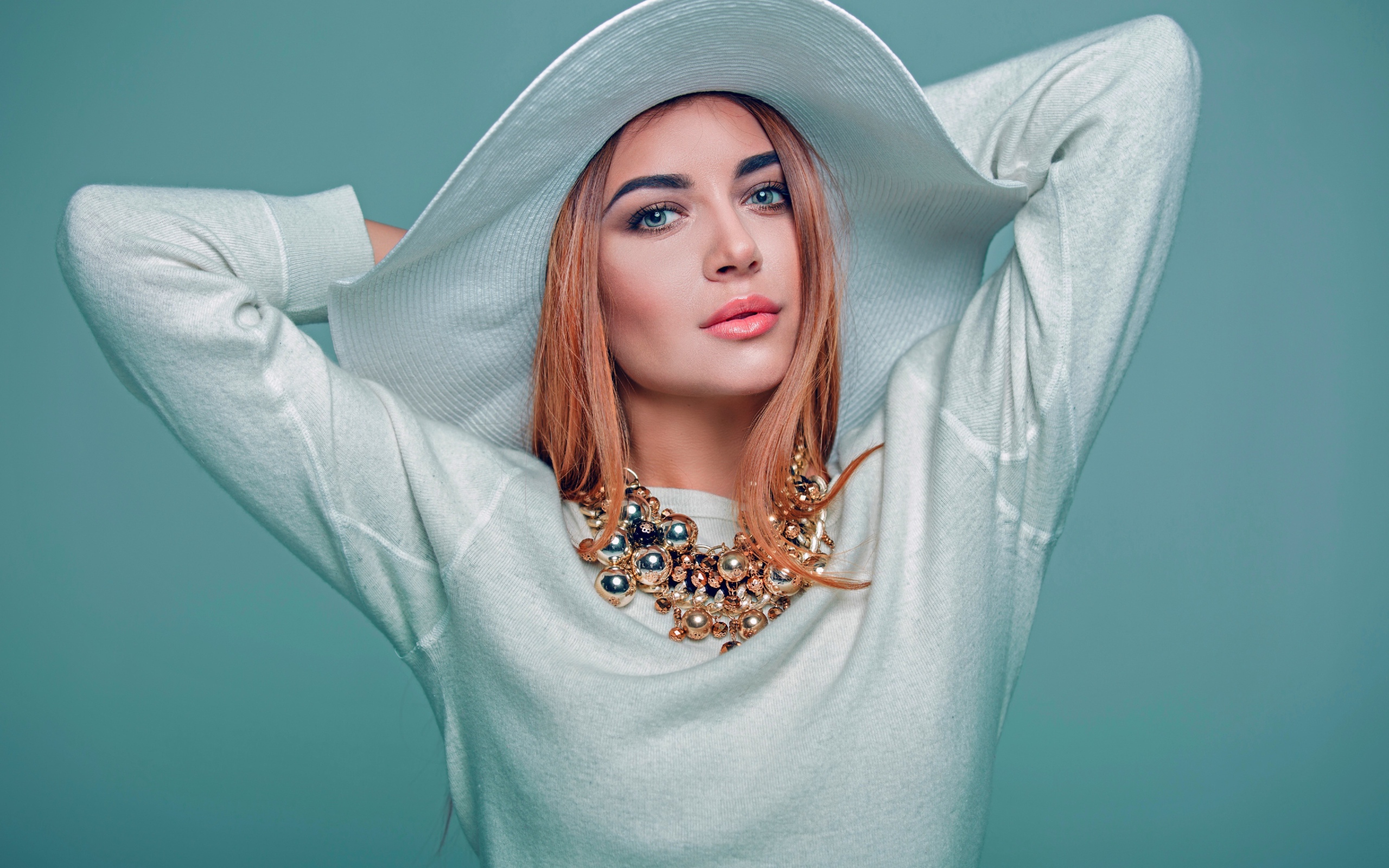 Красивая девушка модель в белом наряде