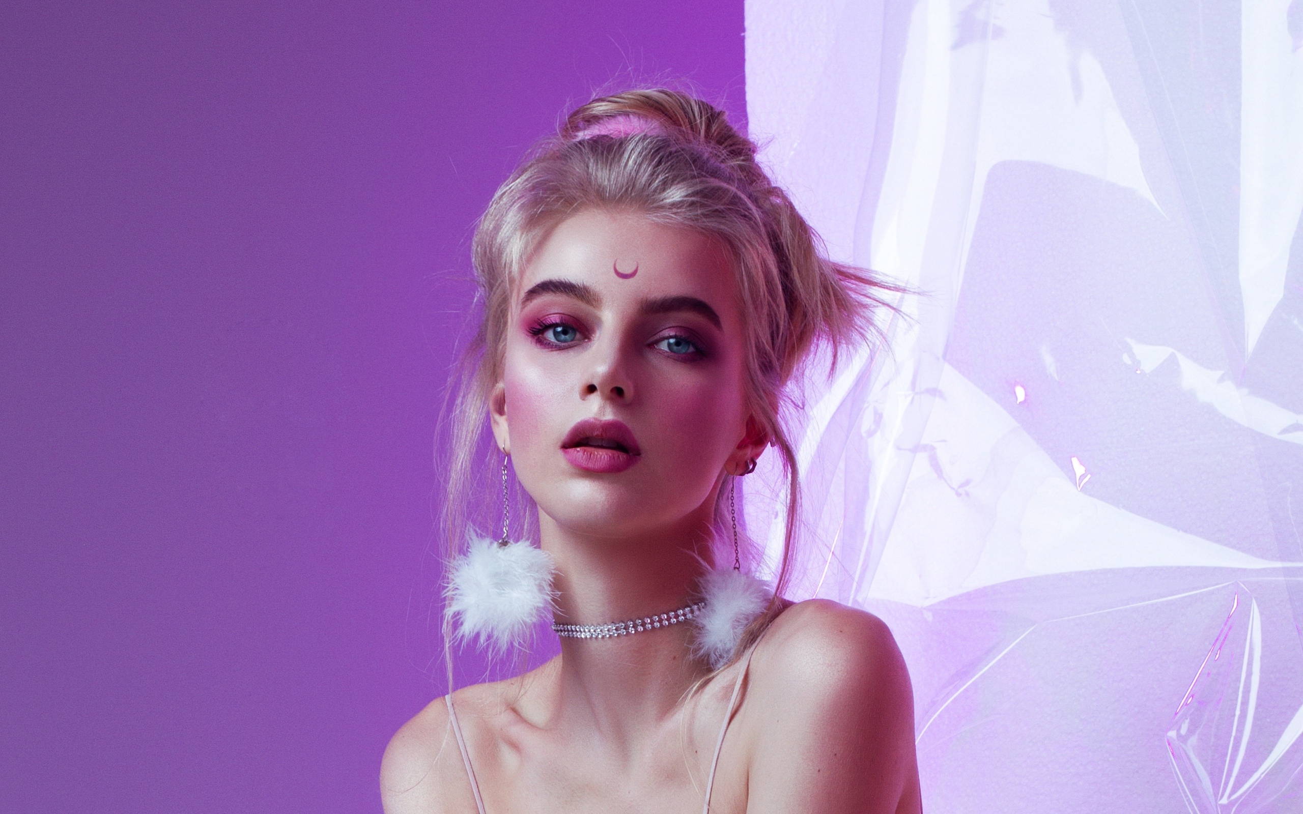 Красивая девушка с татуировкой  на лбу