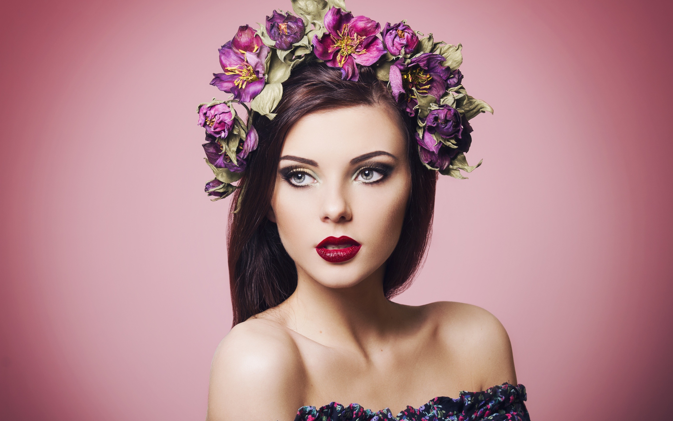 Красивая девушка с ярким макияжем с венком на голове