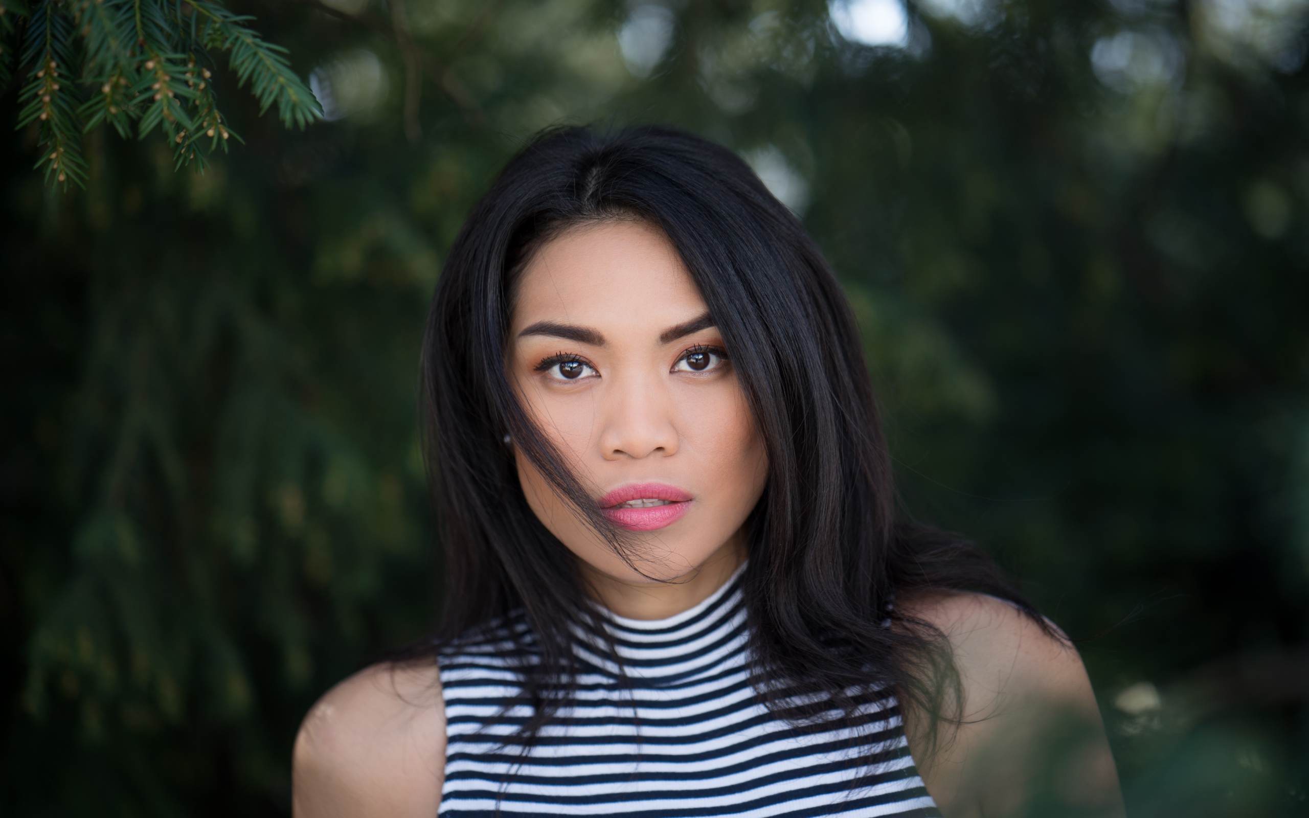 Красивая девушка с длинными черными волосами 