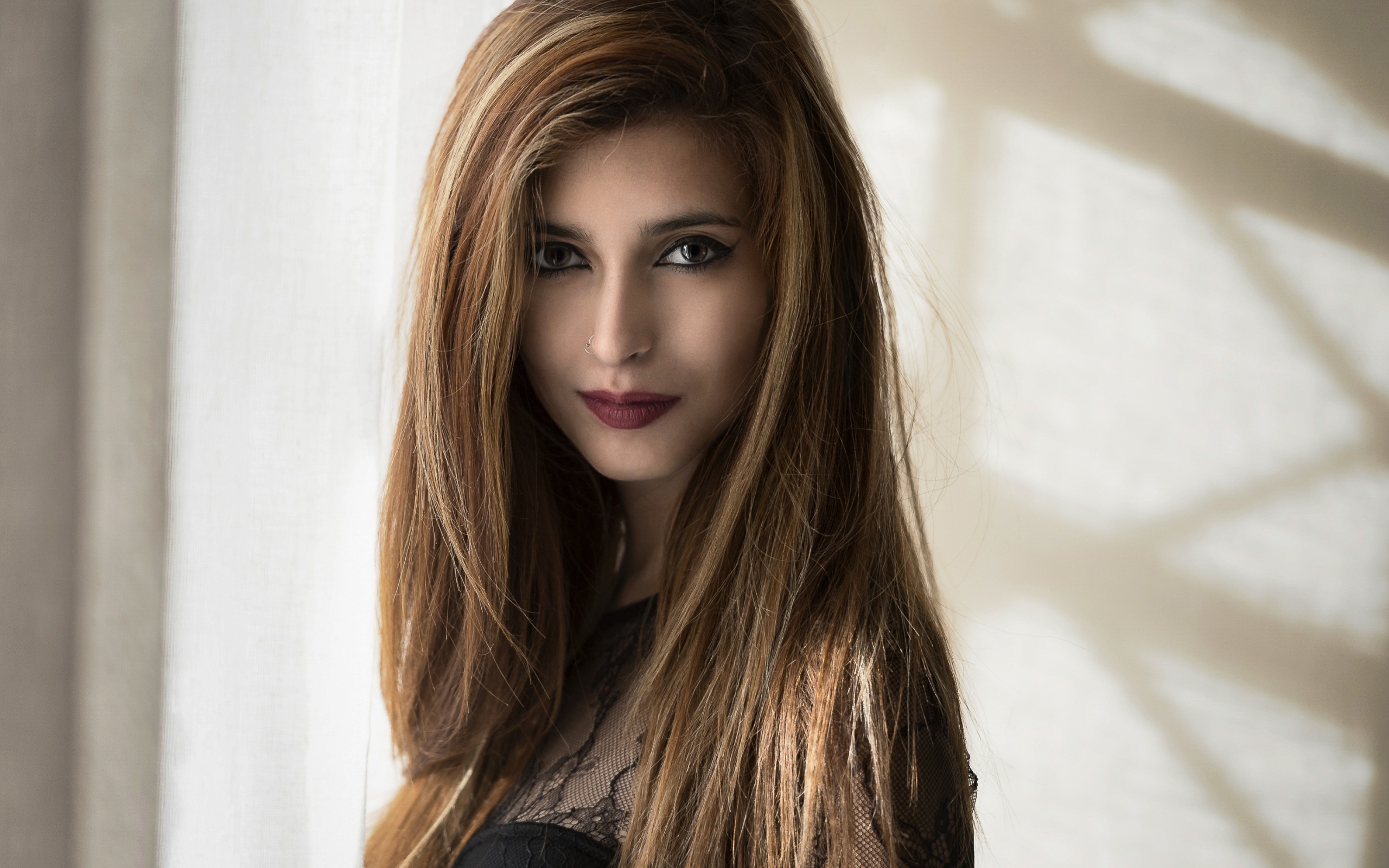 Красивая девушка с длинными волосами и пирсингом в носе