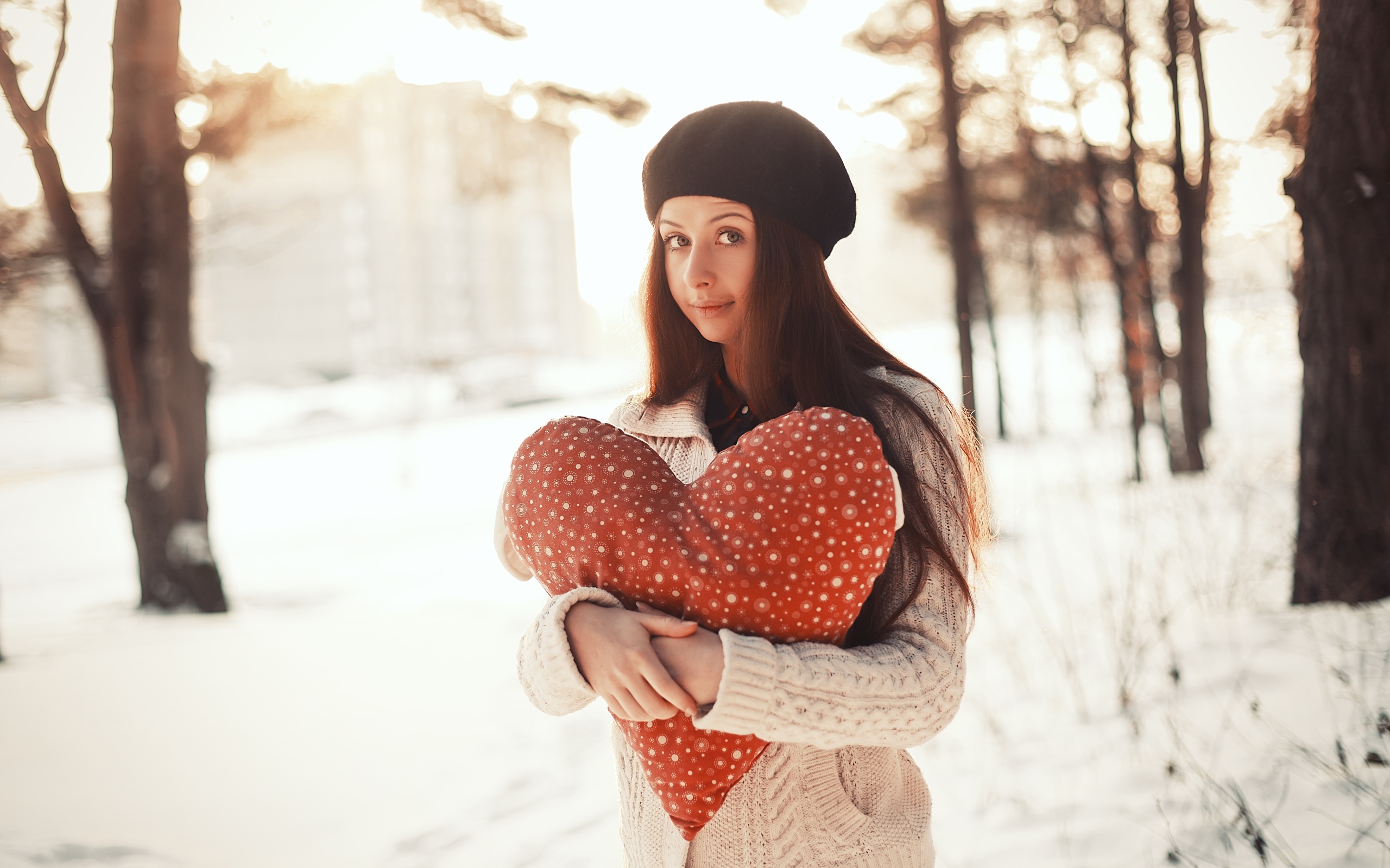 Красивая длинноволосая шатенка с игрушечным сердцем 