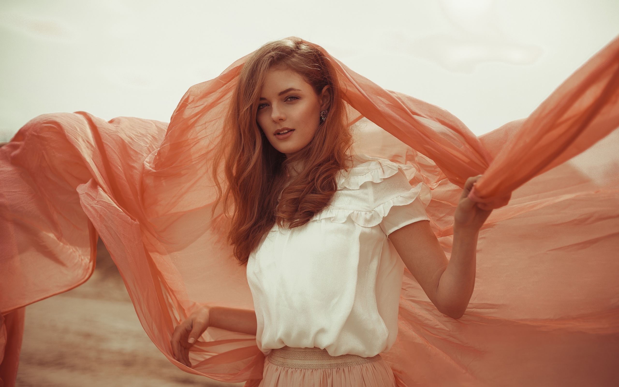 Красивая рыжеволосая девушка с накидкой 