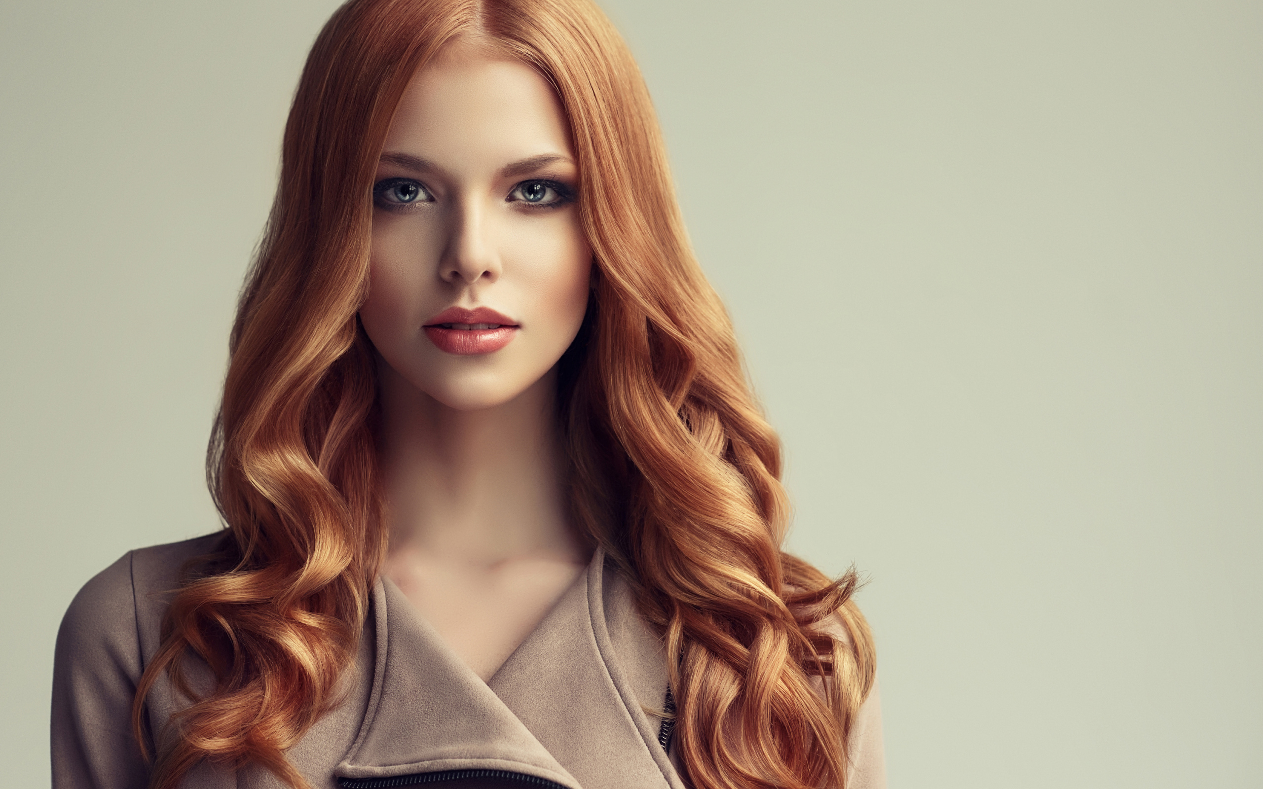 Красивая рыжеволосая девушка с голубыми глазами