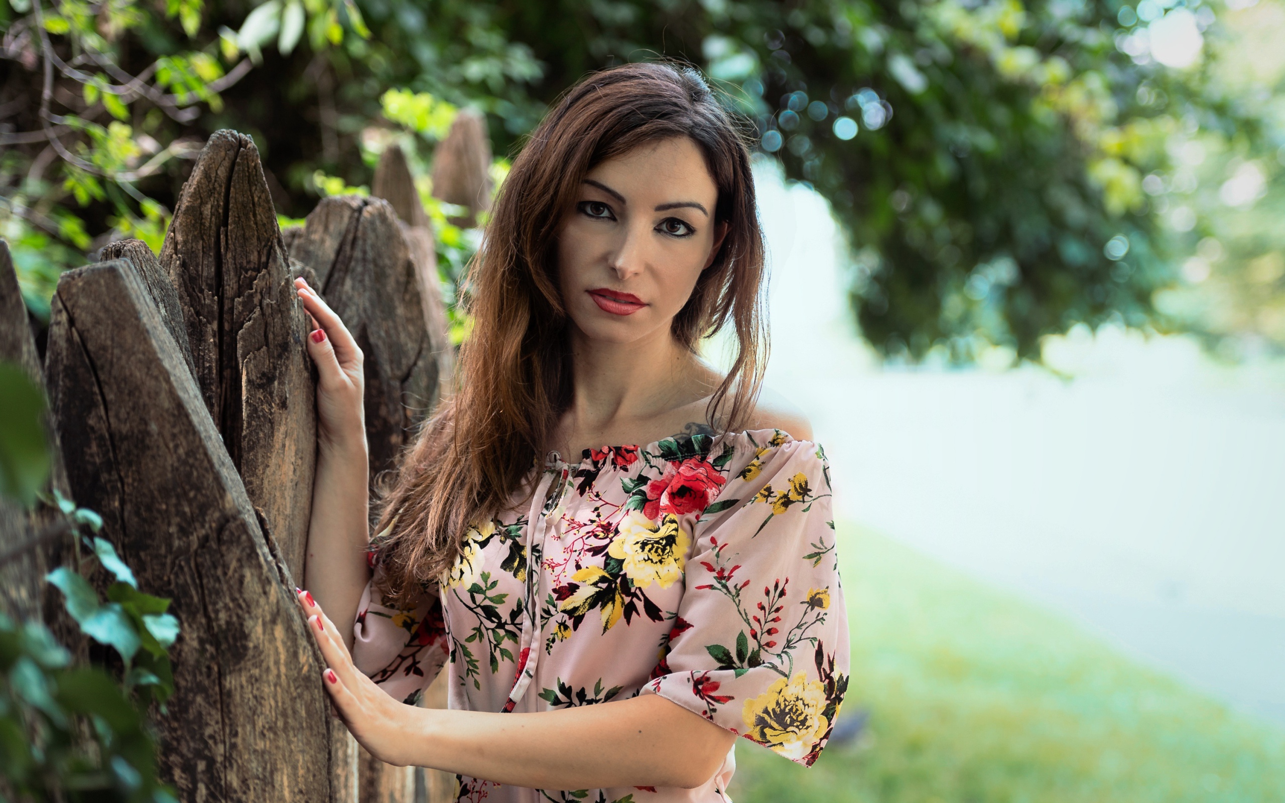 Красивая женщина в платье у сухого дерева