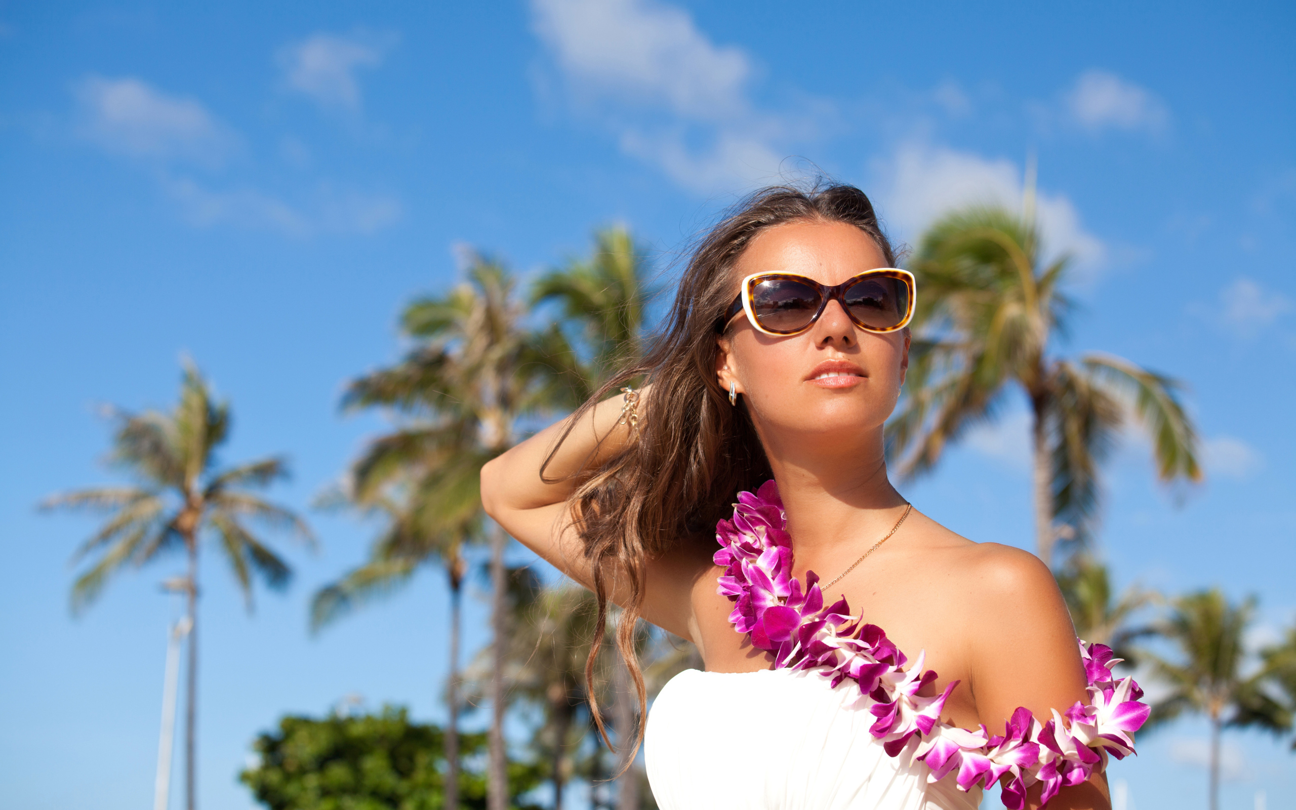 Красивая молодая девушка в солнечных очках на тропическом пляже