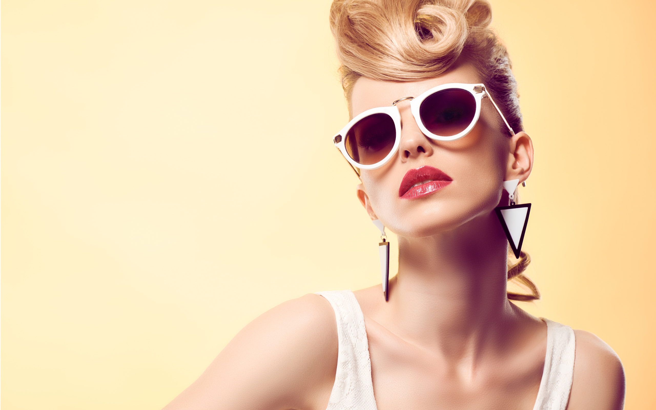 Блондинка со стильной прической в очках 