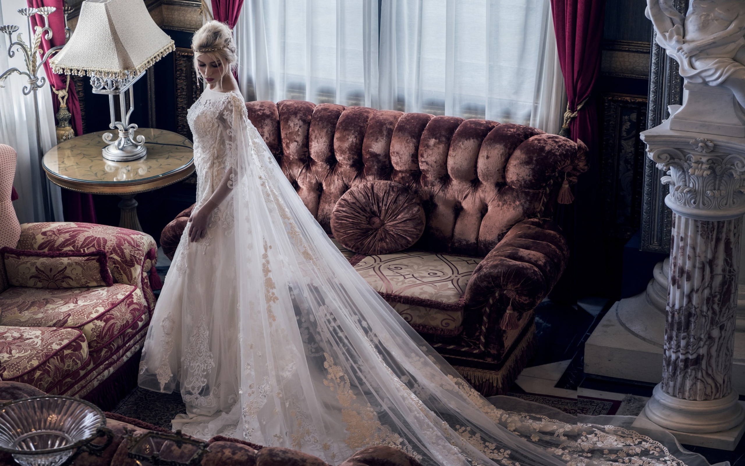 Девушка невеста в красивом белом платье в комнате