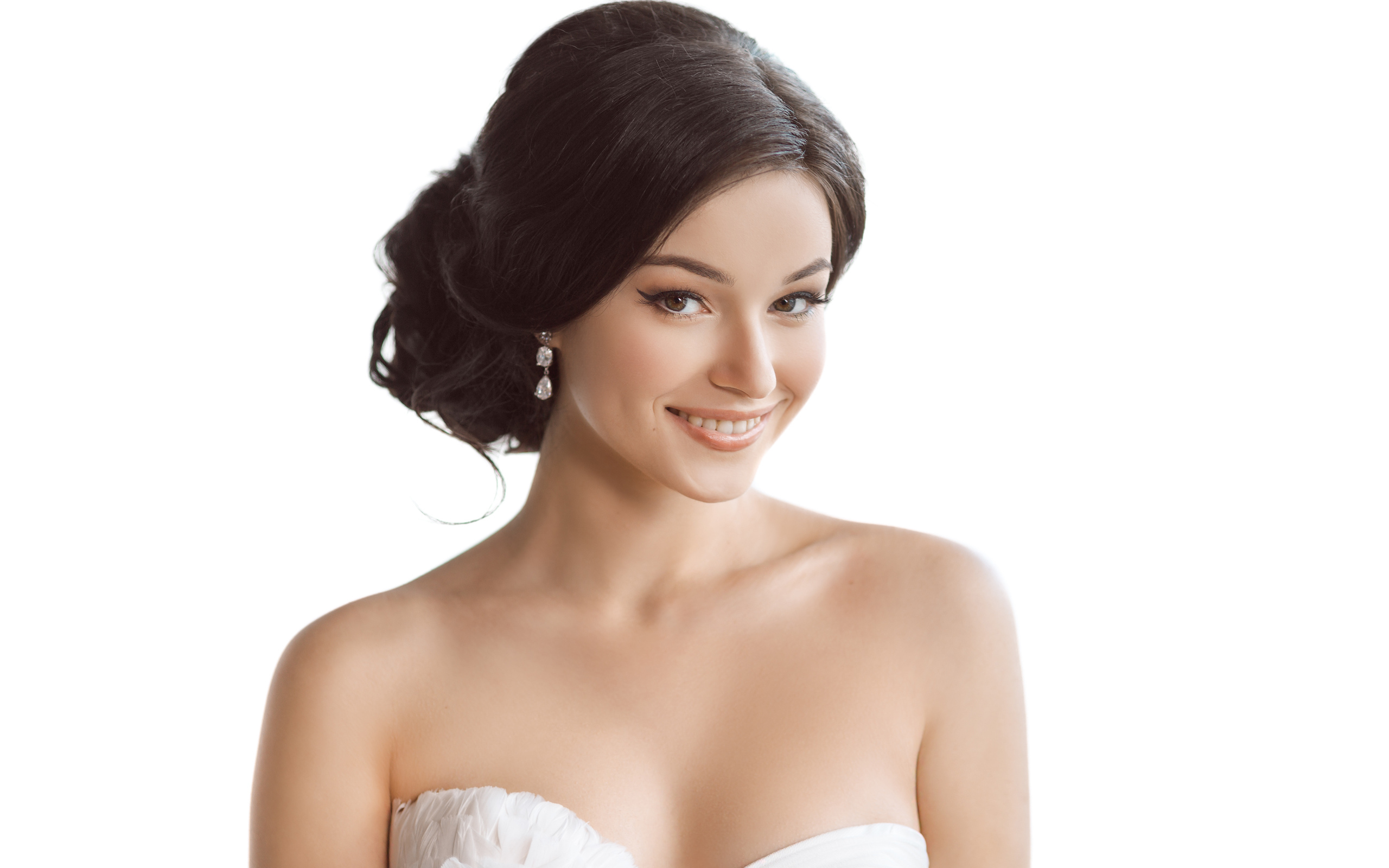 Девушка невеста с красивой прической на белом фоне