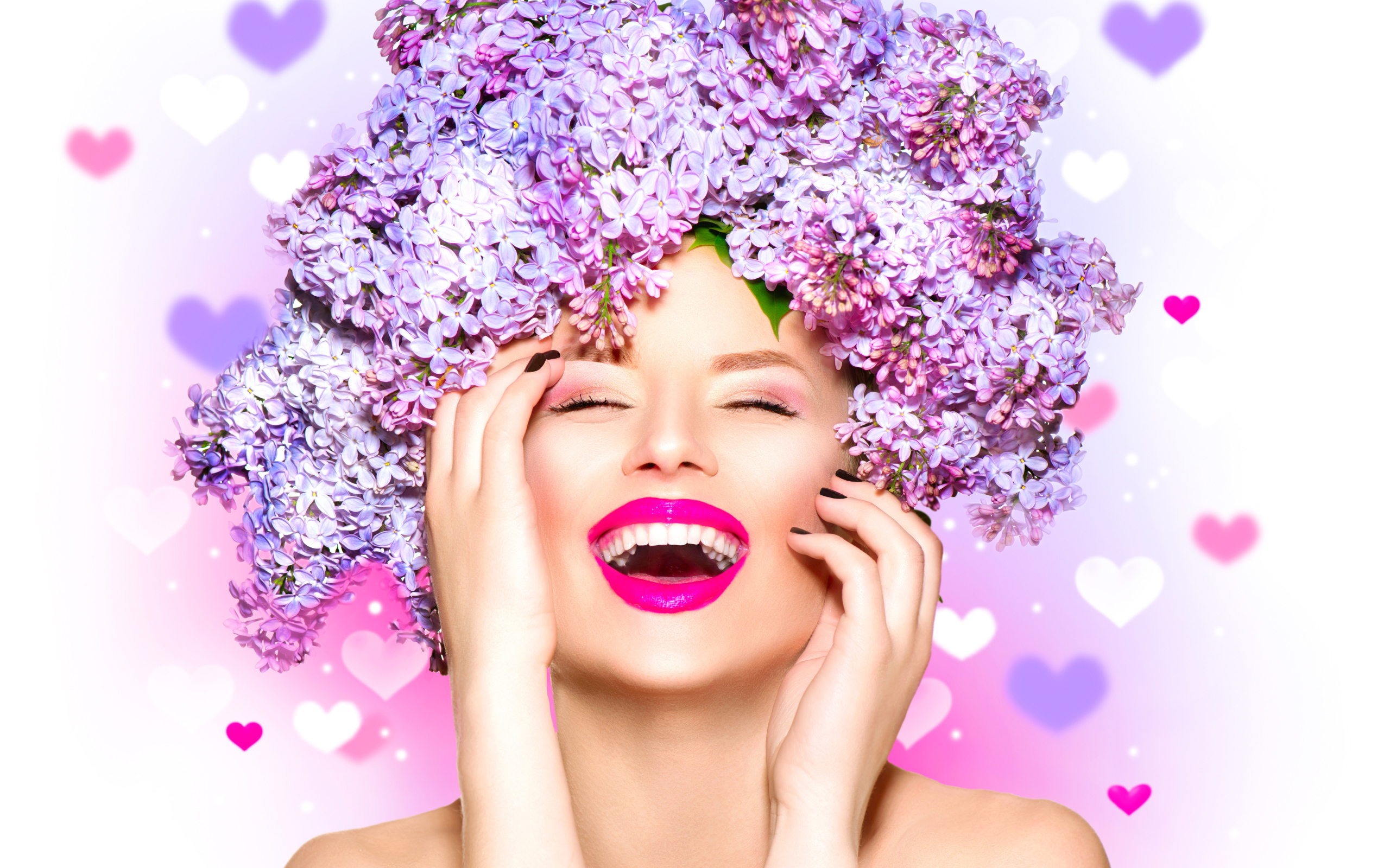 Улыбающаяся девушка с цветами сирени на голове