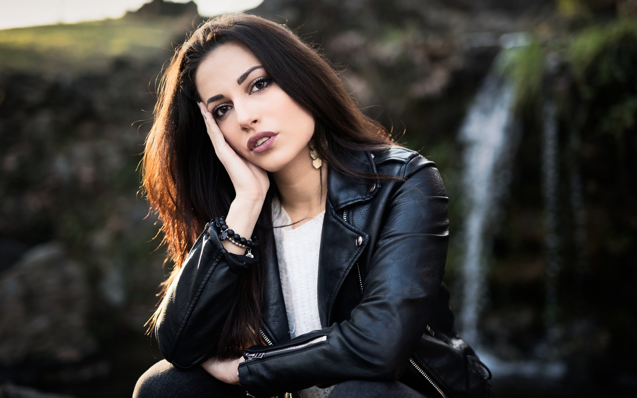 Стильная брюнетка в черной кожаной куртке