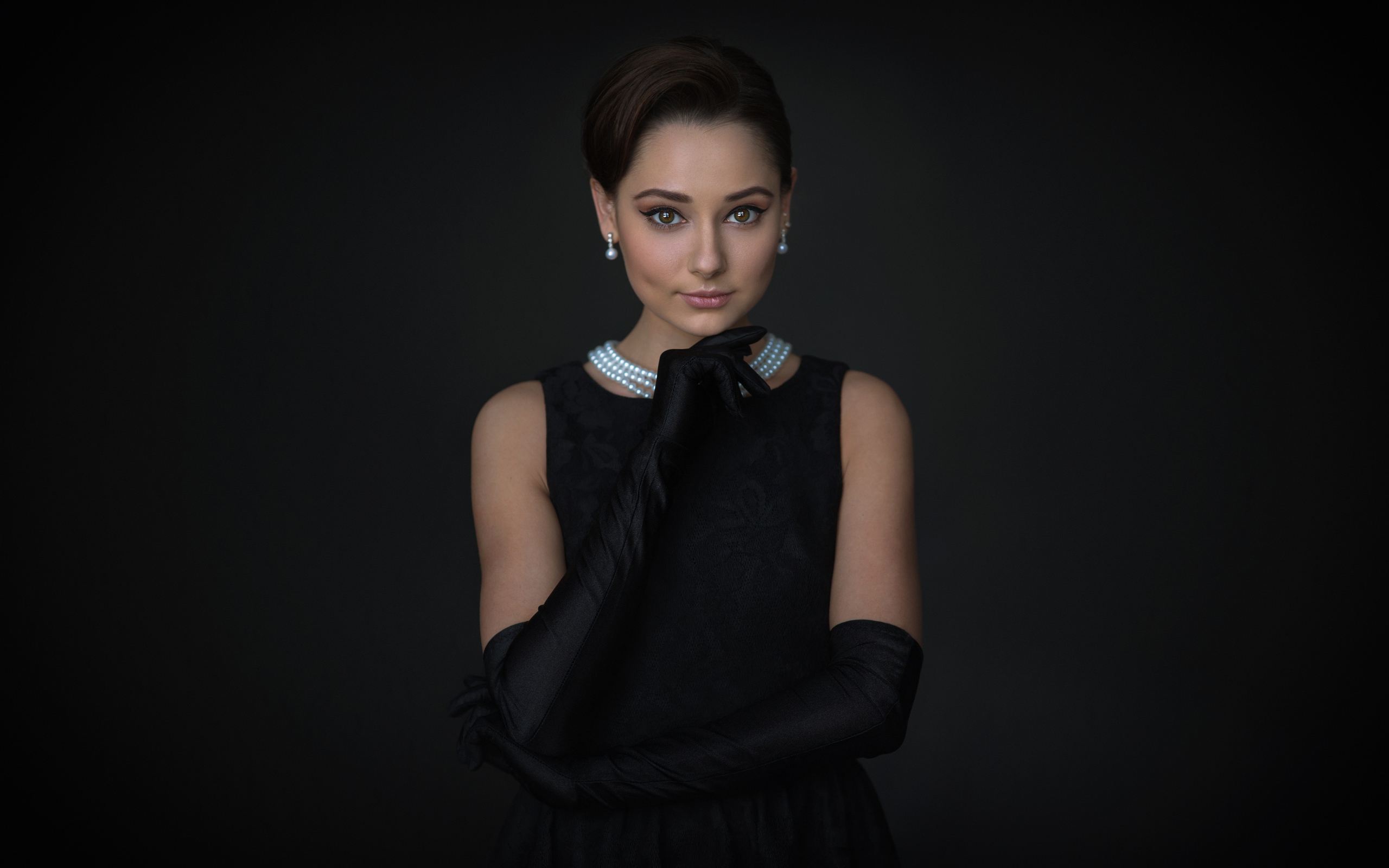 Стильная девушка в маленьком черном платье