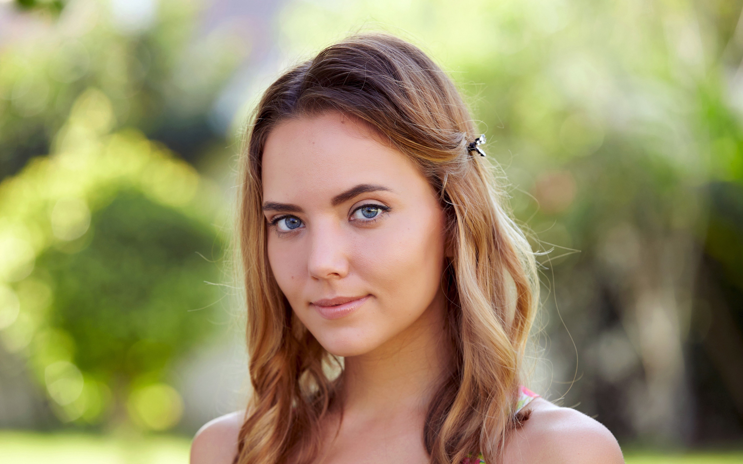 Нежная голубоглазая шатенка с заколкой в волосах 