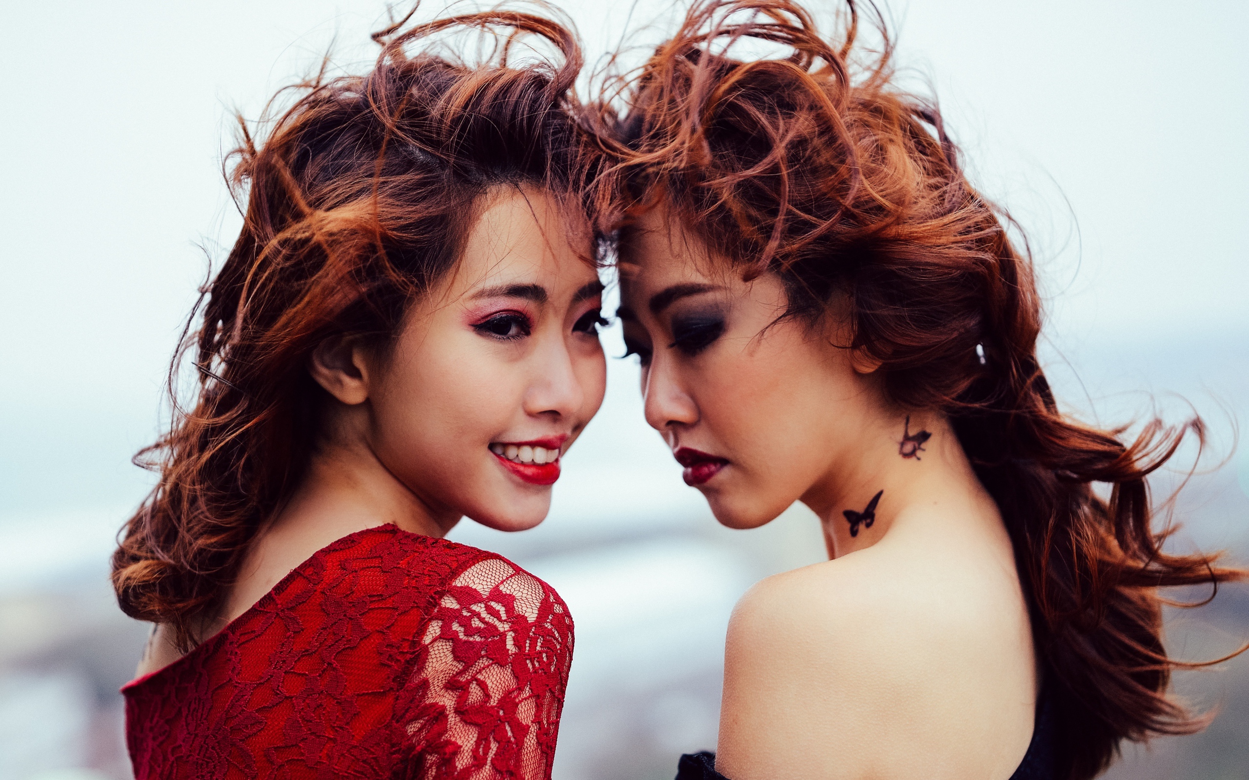 Две девушки азиатки с ярким макияжем 