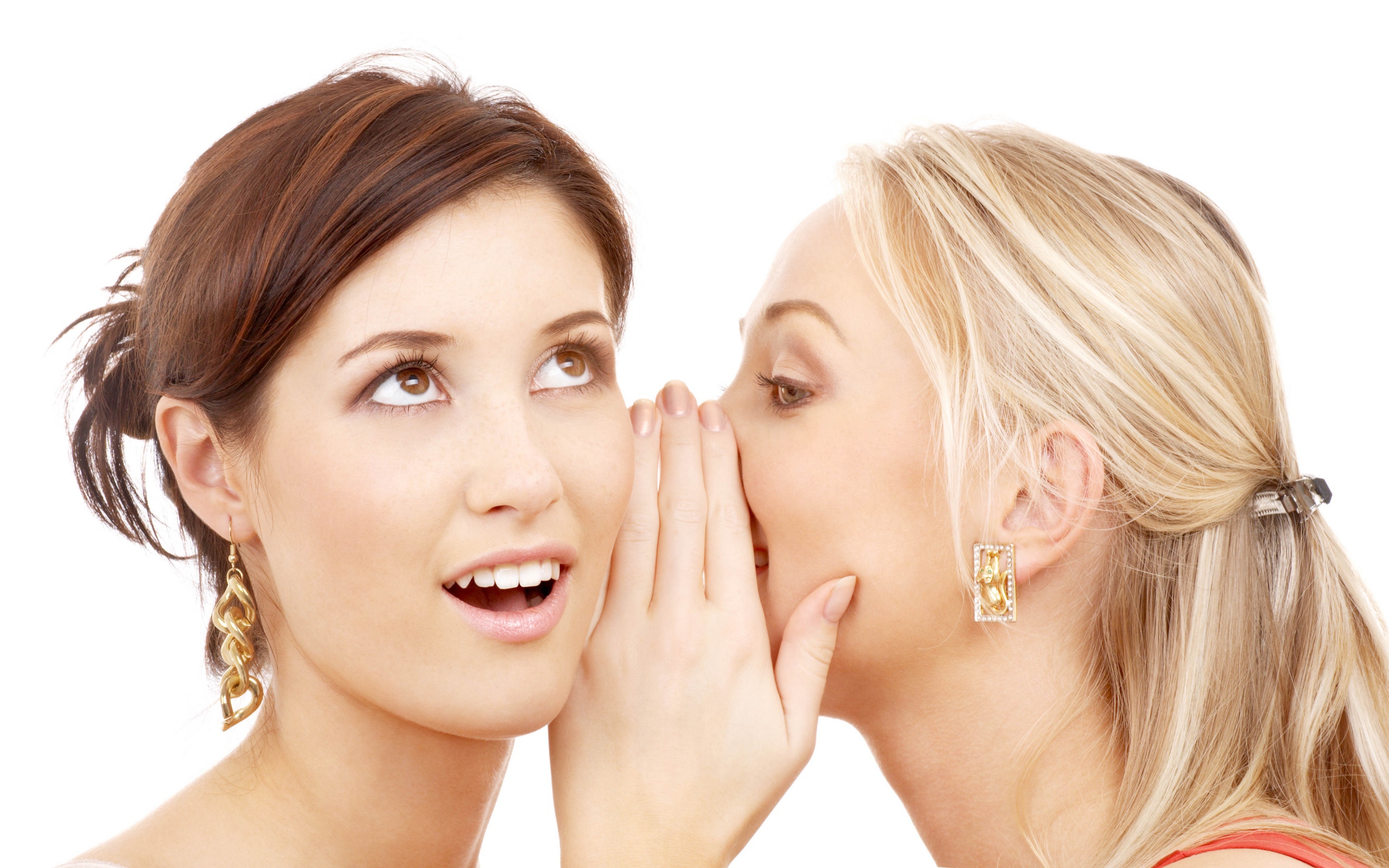 Две подруги делятся секретами на белом фоне 