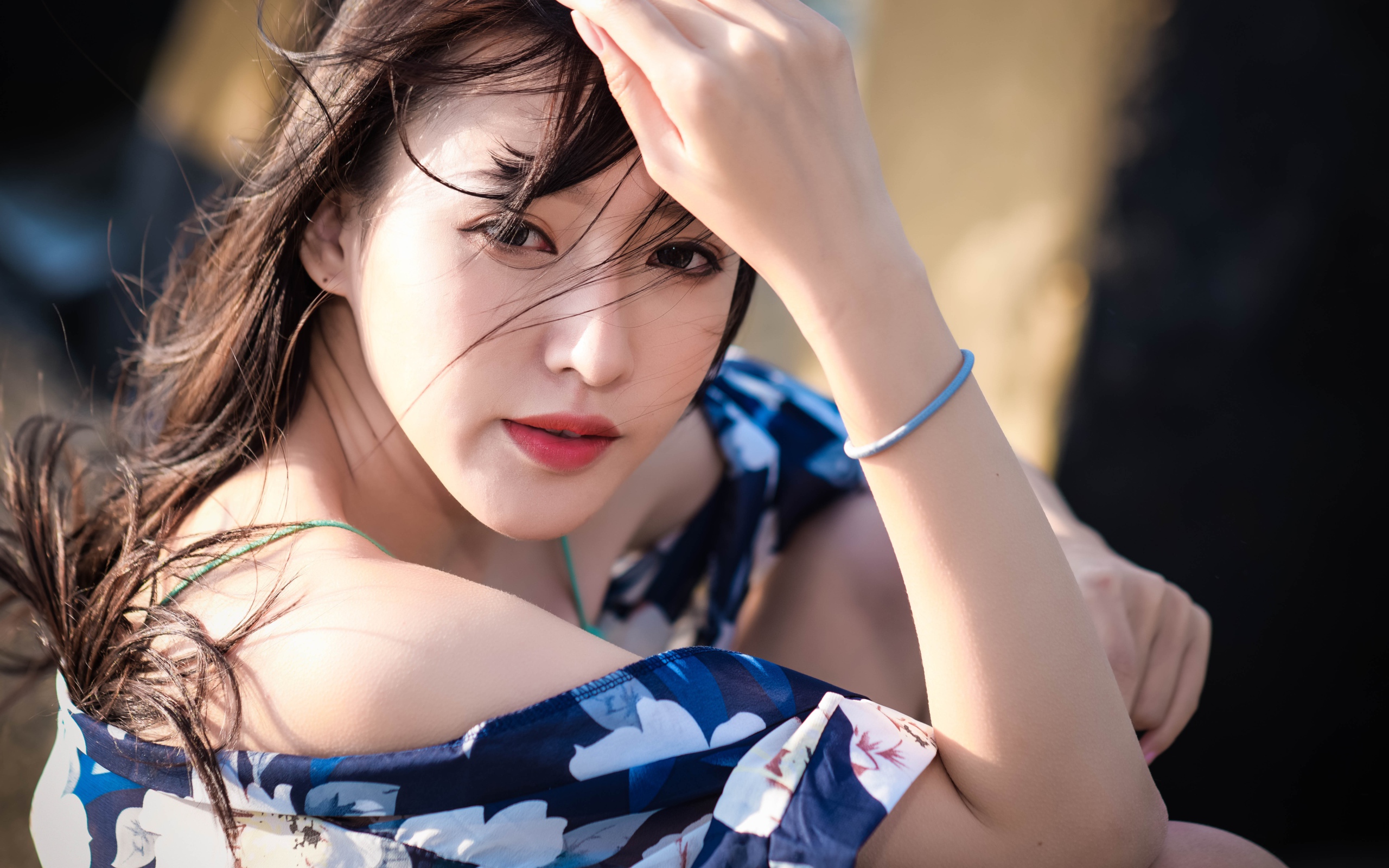 Молодая азиатка в лучах солнца