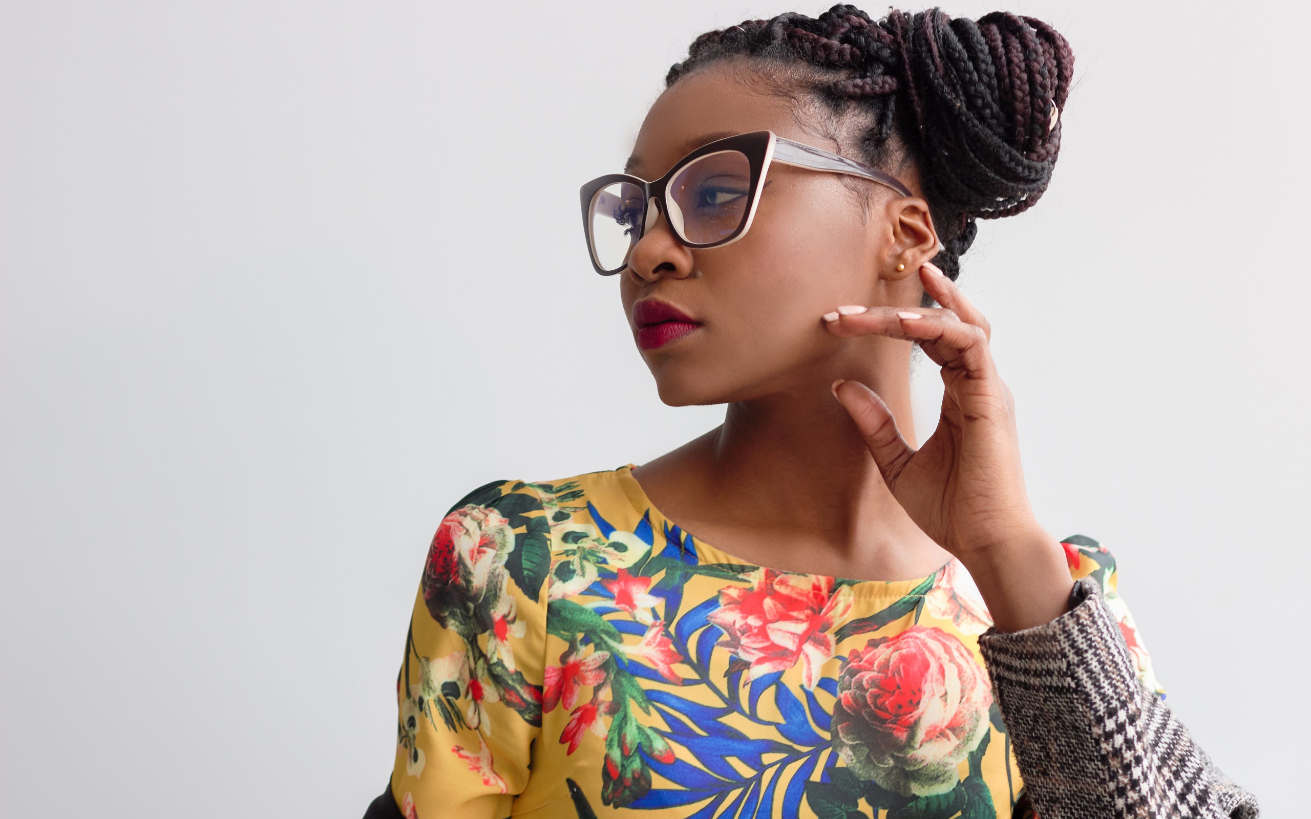 Молодая красивая темнокожая девушка в очках 