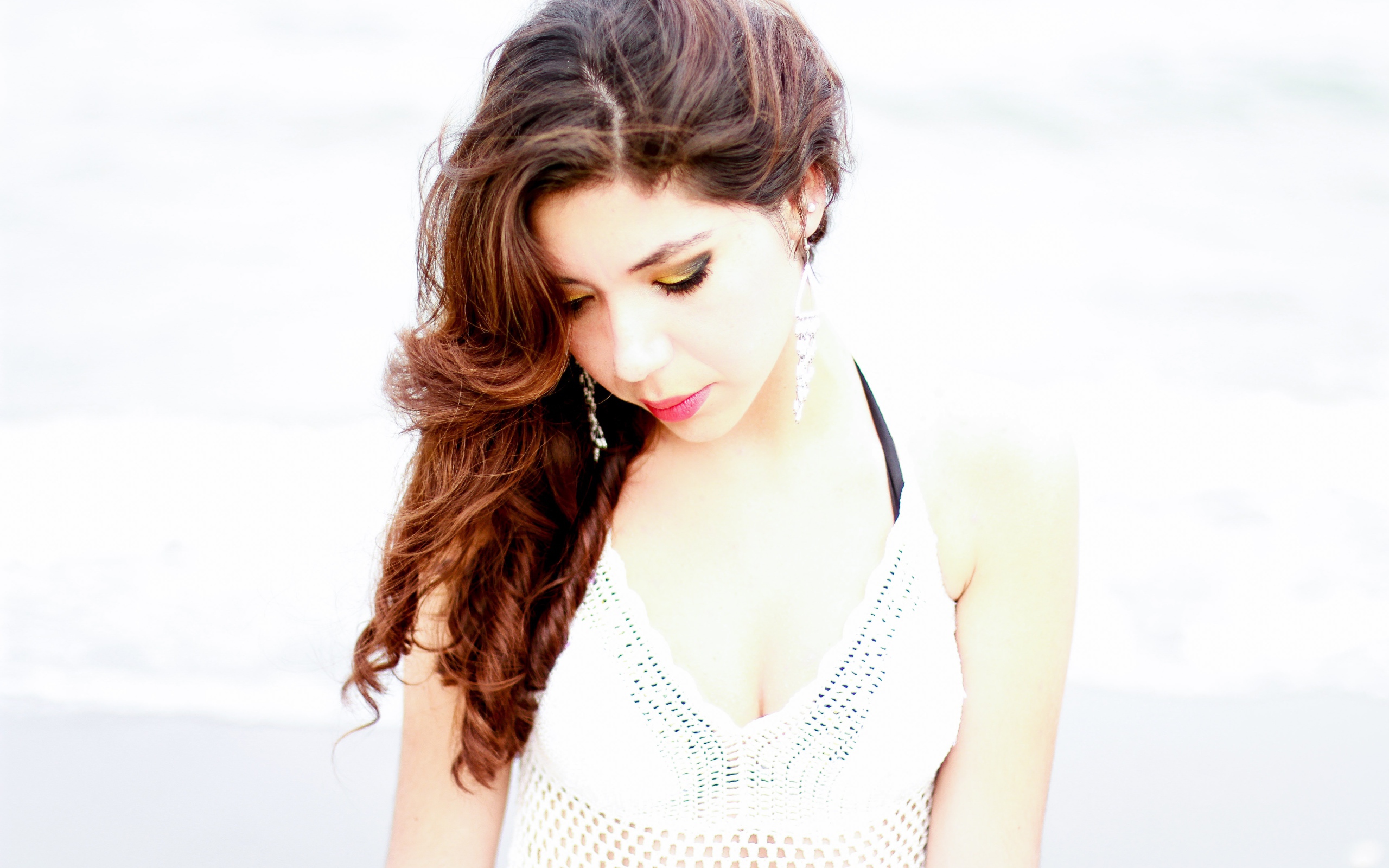 Молодая красивая девушка в белом