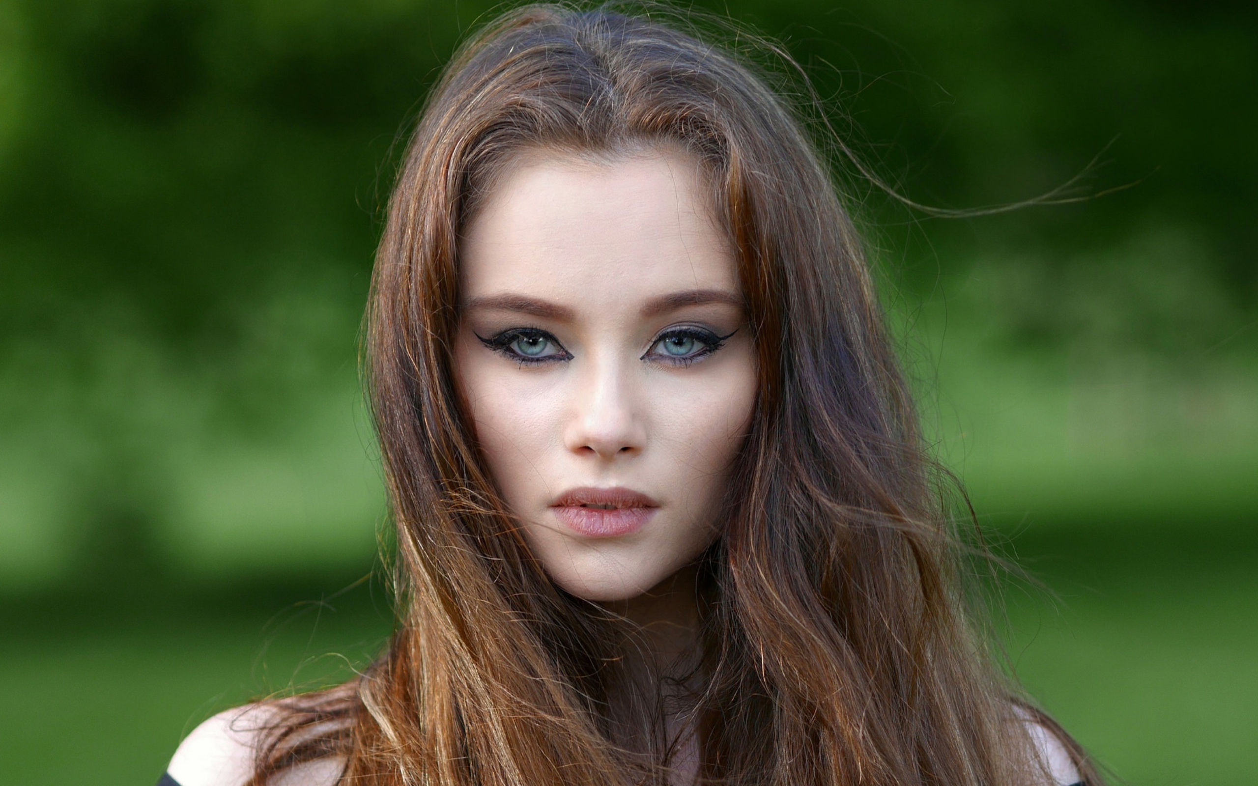 Молодая девушка с красивыми накрашенными глазами 