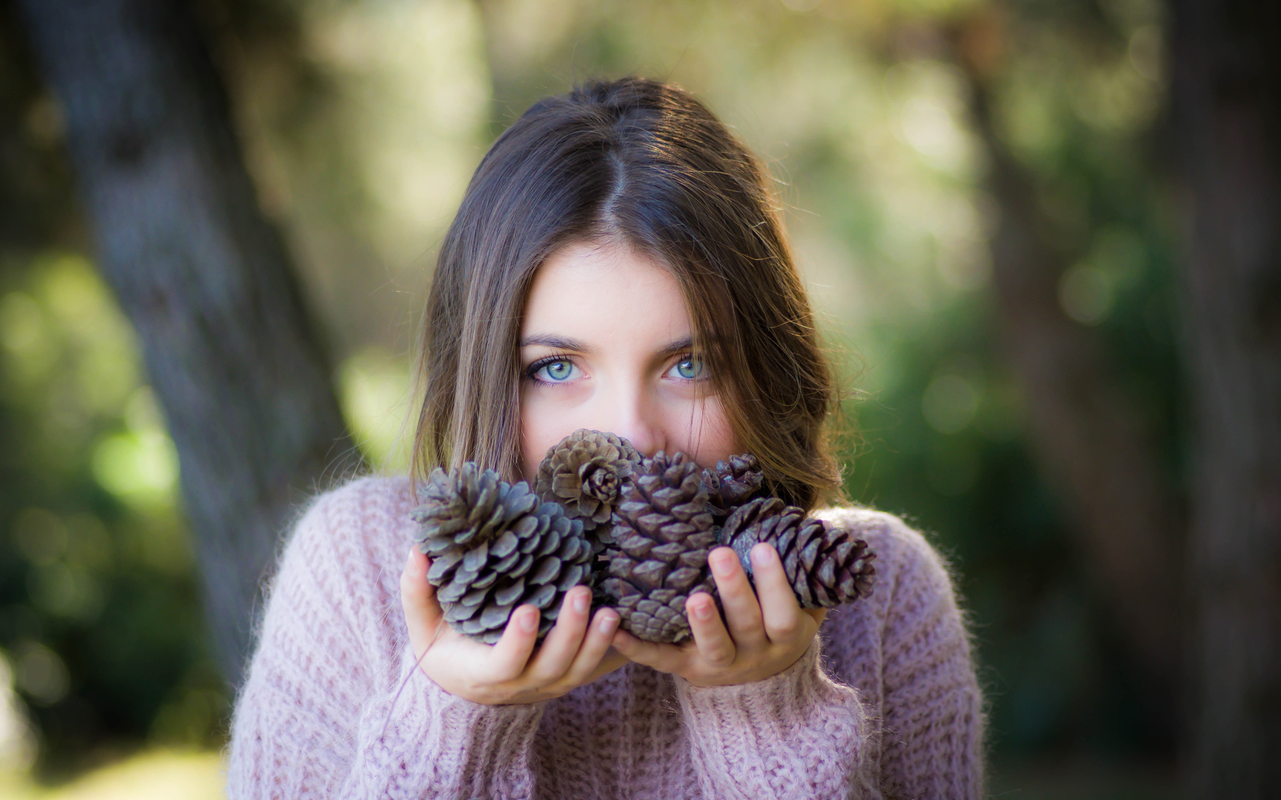 Молодая девушка с шишками в руках