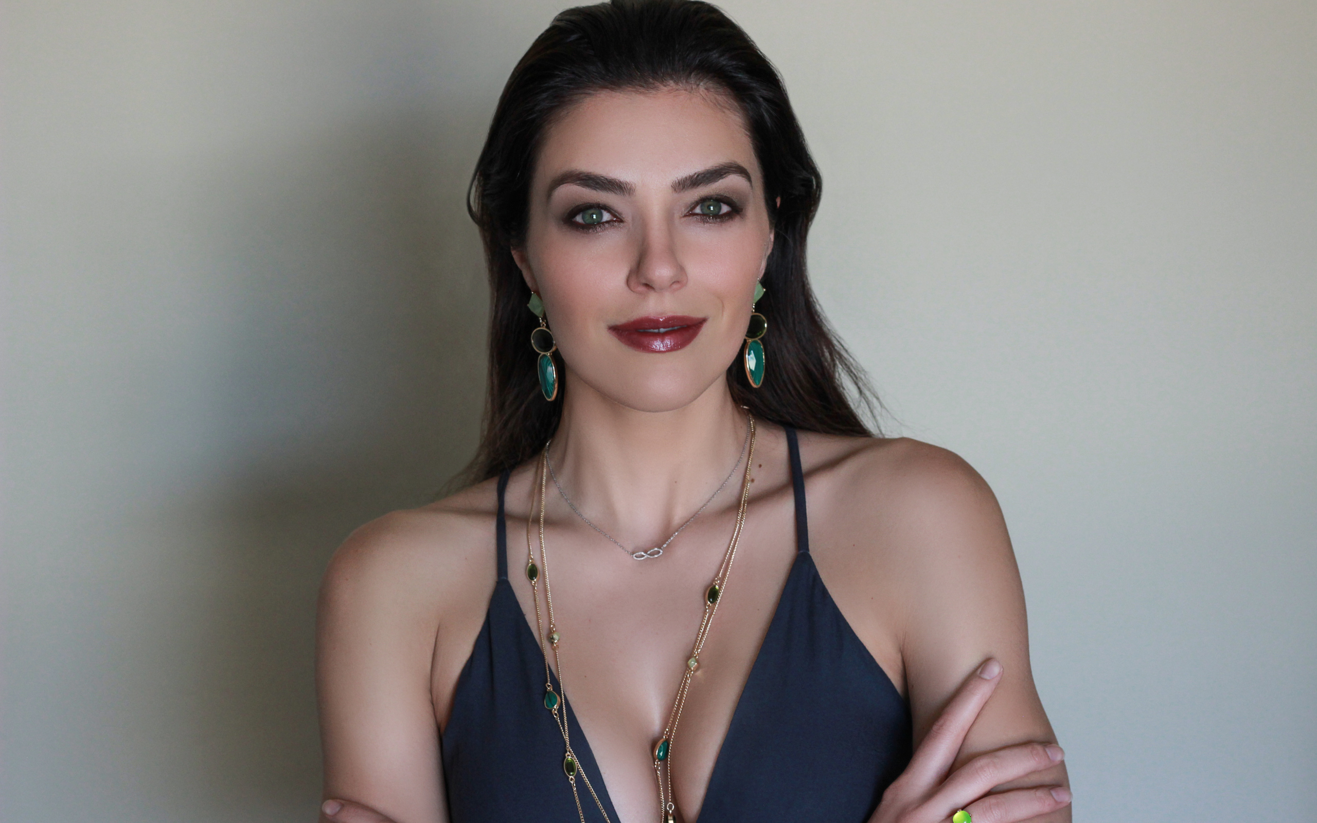 Американская модель Эдрианн Карри фото на сером фоне