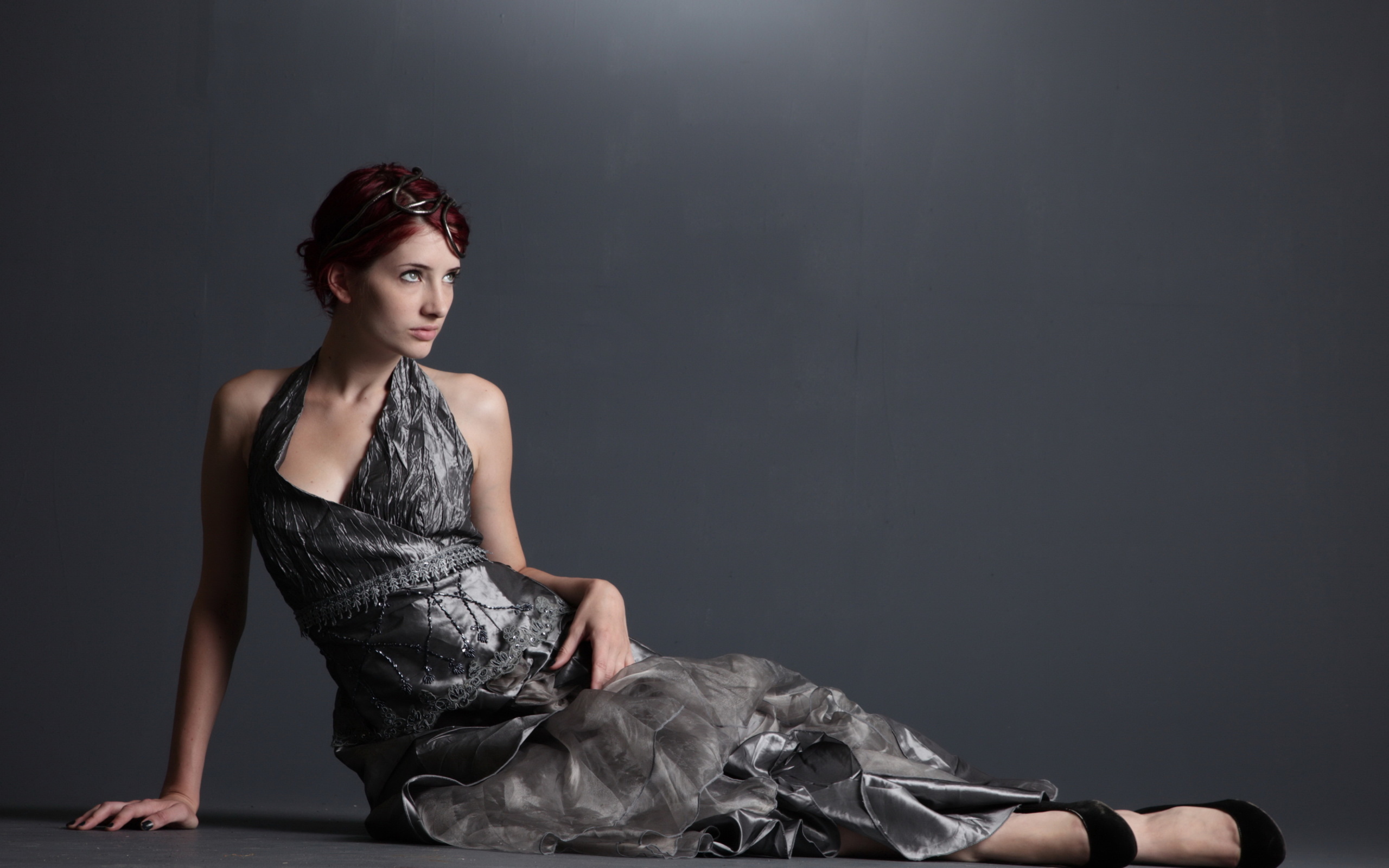 Американская модель Сьюзен Коффи в красивом платье на сером фоне