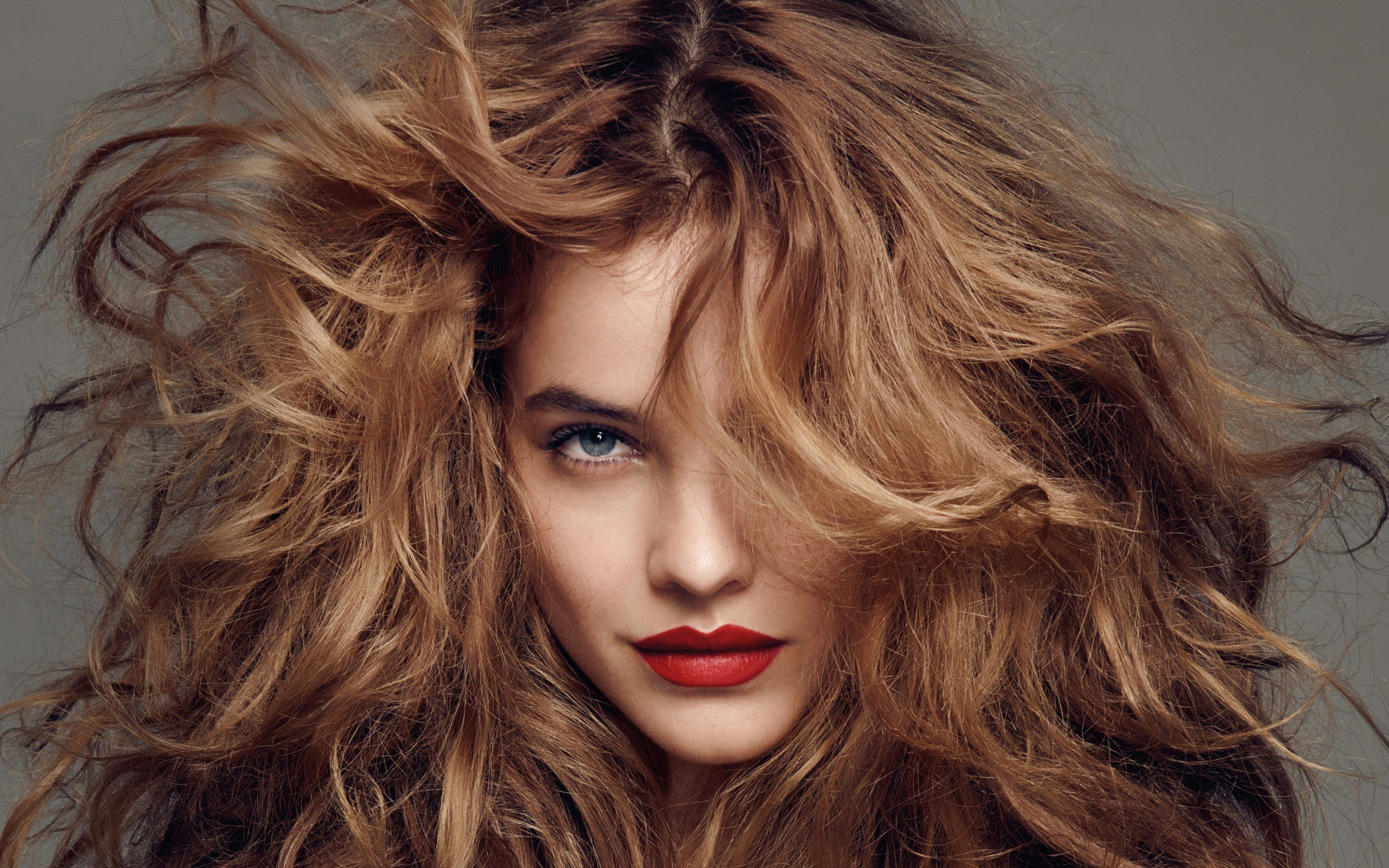 Модель Барбара Палвин с растрепанными волосами