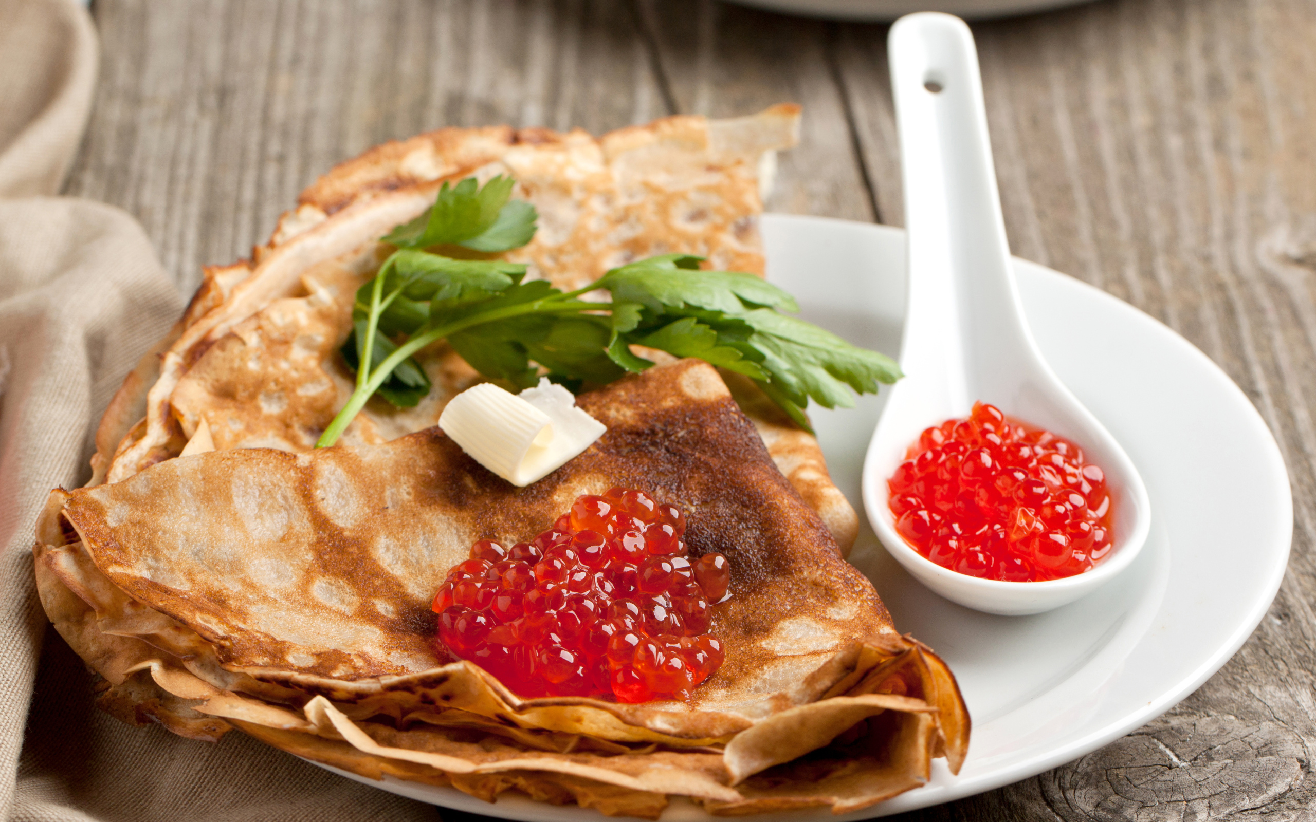 Румяные тонкие блины с красной икрой на Масленицу