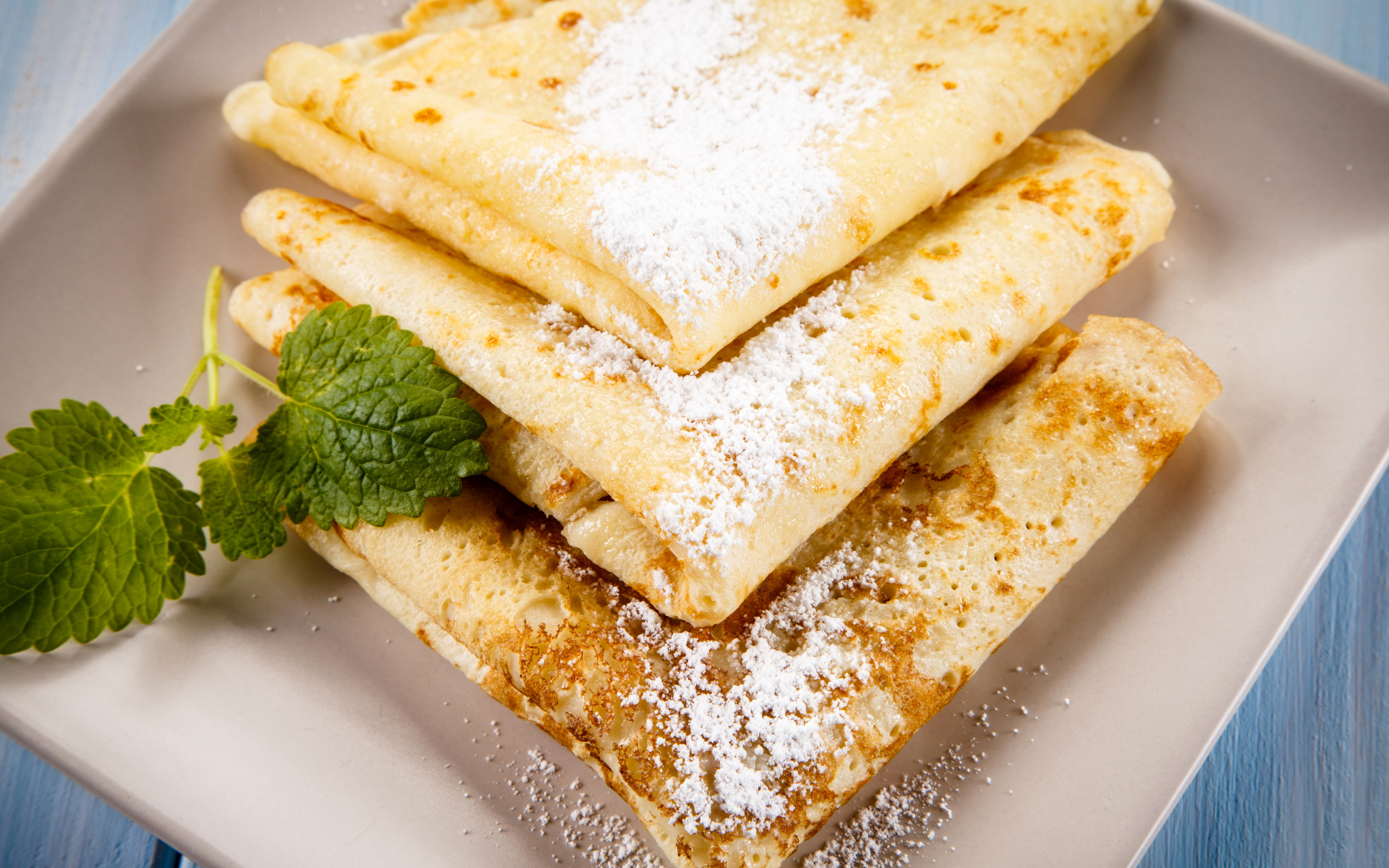 Тонкие блинчики с сахарной пудрой и листиком мяты на Масленицу 2018