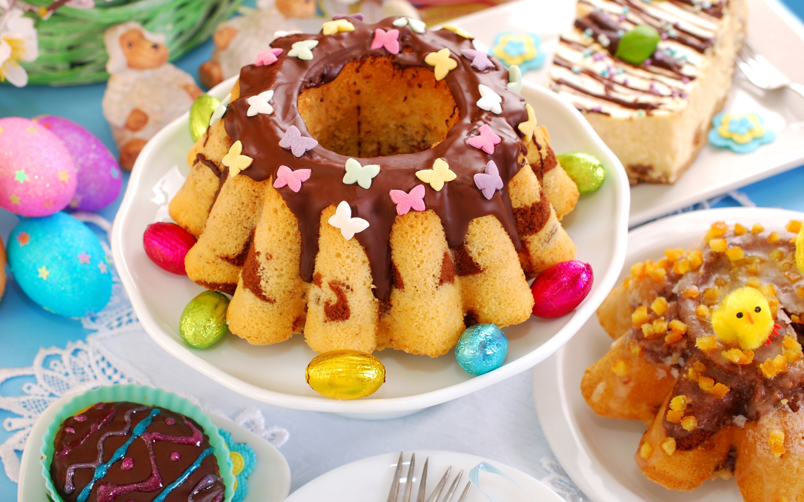 Красивый пасхальный кулич с шоколадом и яйцами на столе к празднику